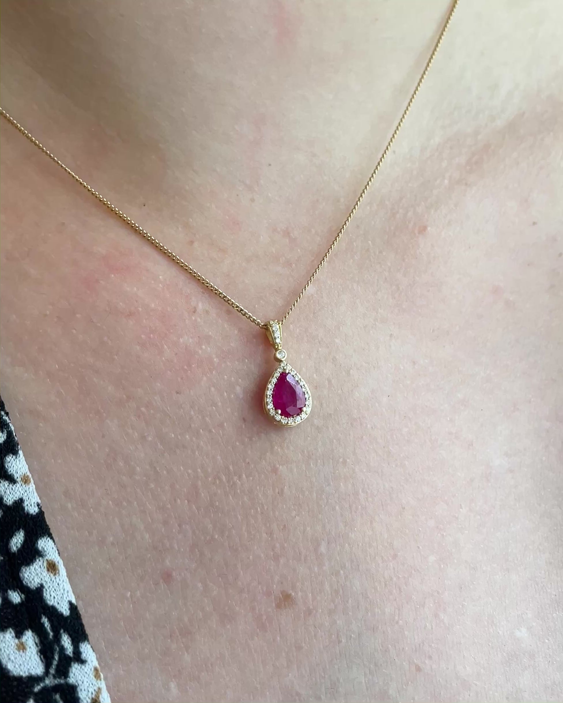 Pendentif Marguerite Goutte Rubis 0.70 carat &amp; 27 Diamants "Imena"