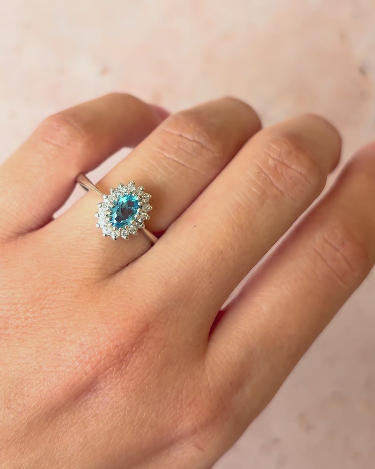 Bague Marguerite Topaze Swiss Blue 0.89 carat &amp; Diamants 0.32 carat "Linda"
