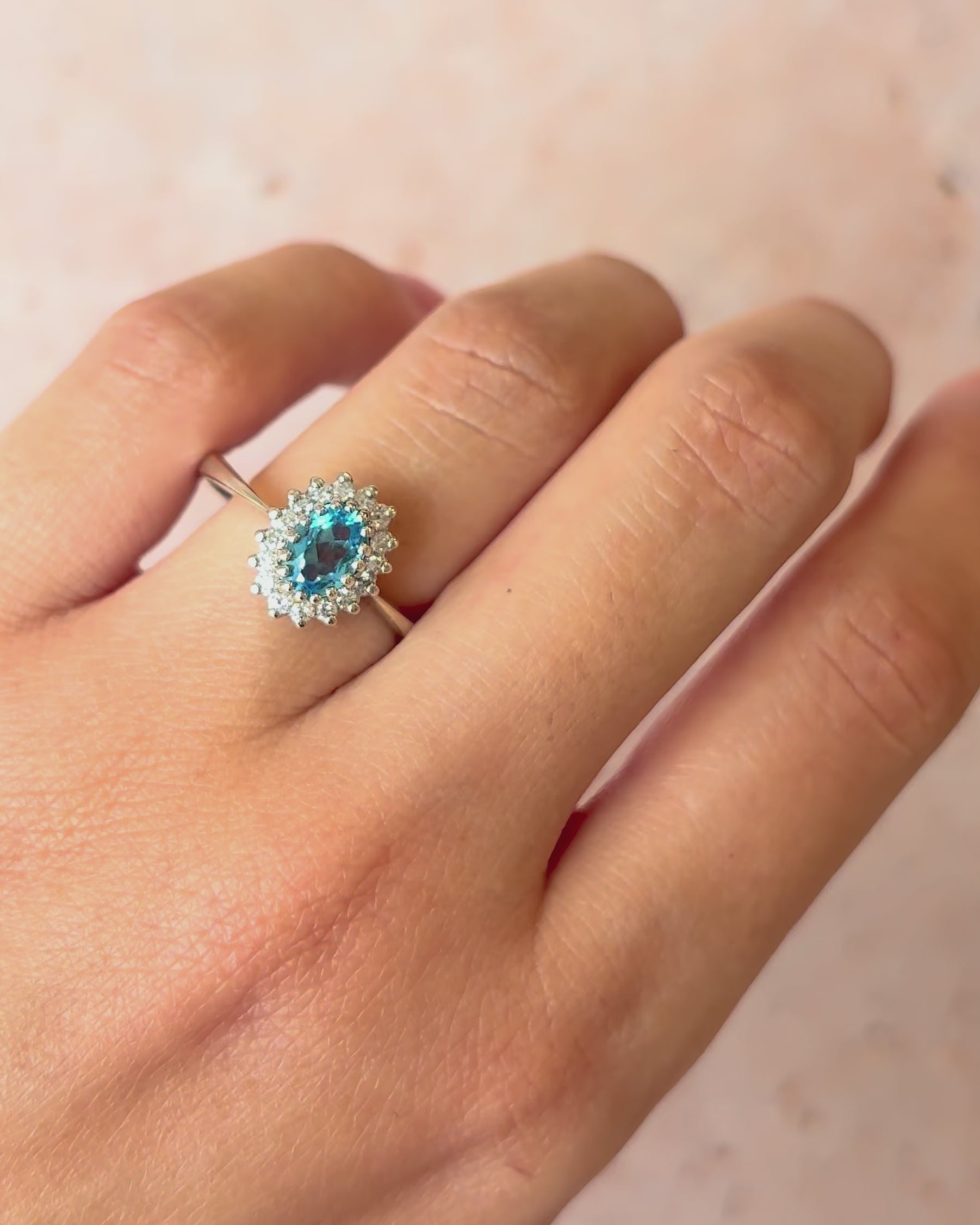 Bague Marguerite Topaze Swiss Blue 0.89 carat &amp; Diamants 0.32 carat "Linda"