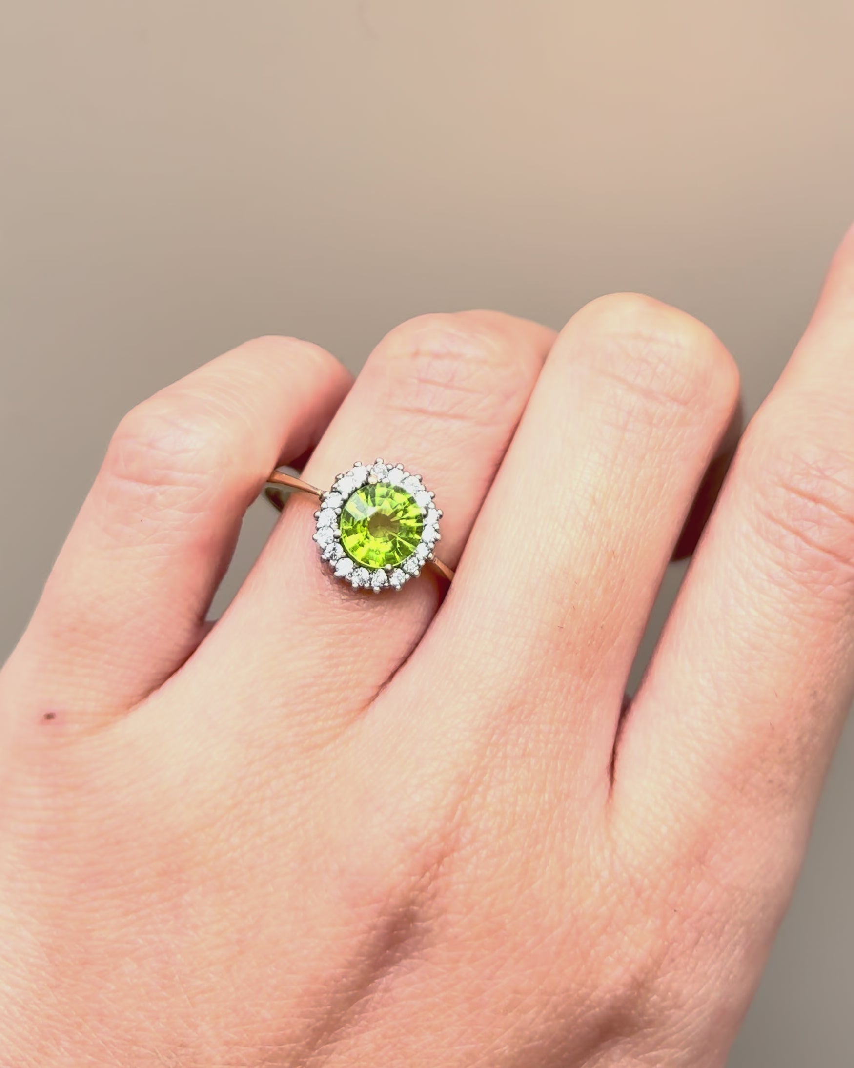 Bague Marguerite Péridot 1.50 carat &amp; 18 Diamants "Lina"