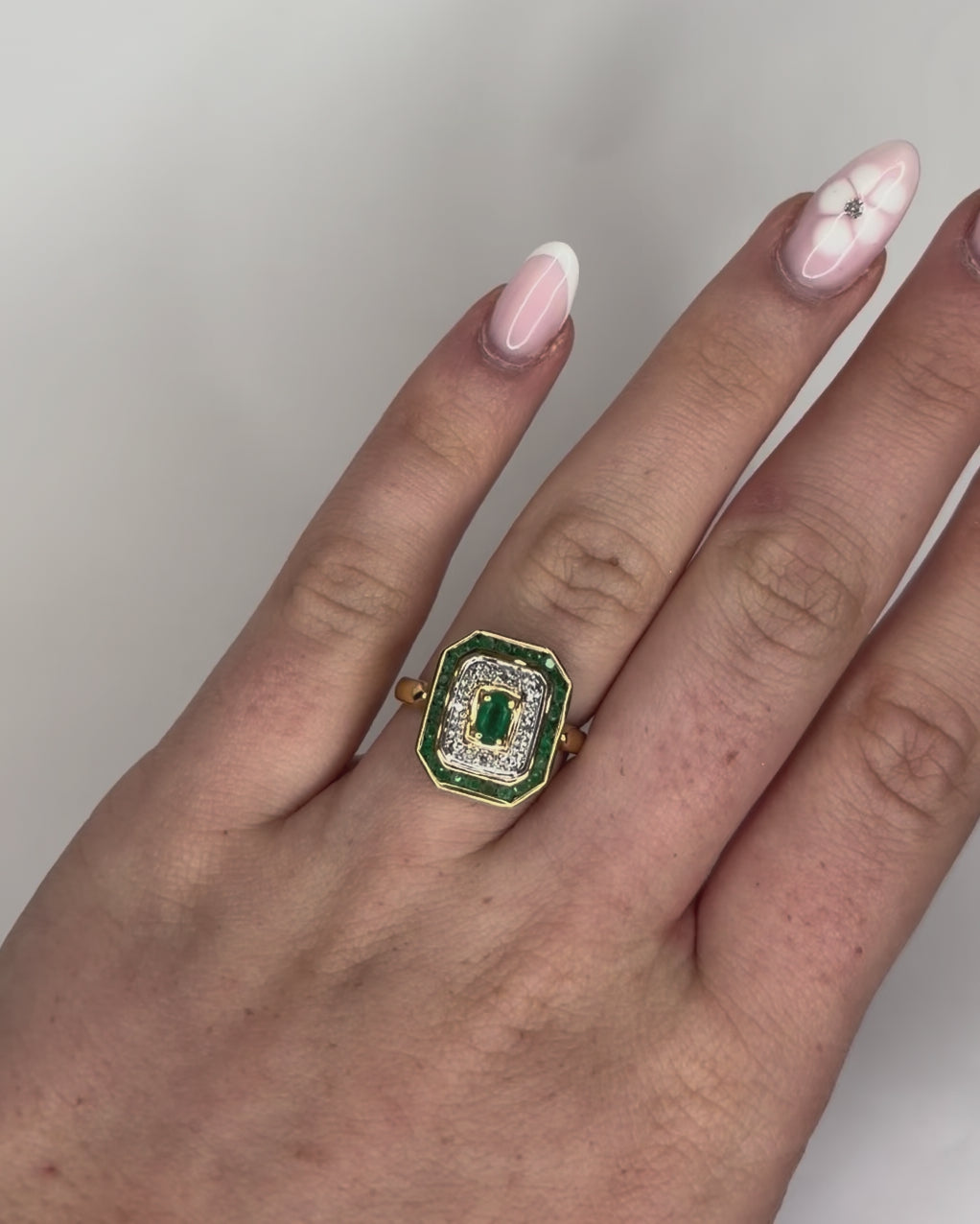 Anillo estilo Art Déco con esmeraldas de 0,87 quilates y diamantes "Edith"