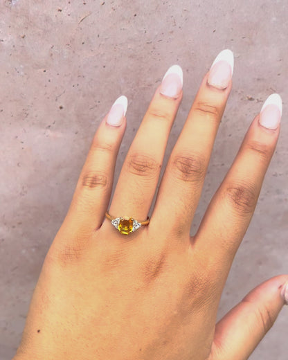Bague Trilogie Saphir Jaune 1.45 carat &amp; Diamants 0.36 carat "Louise"
