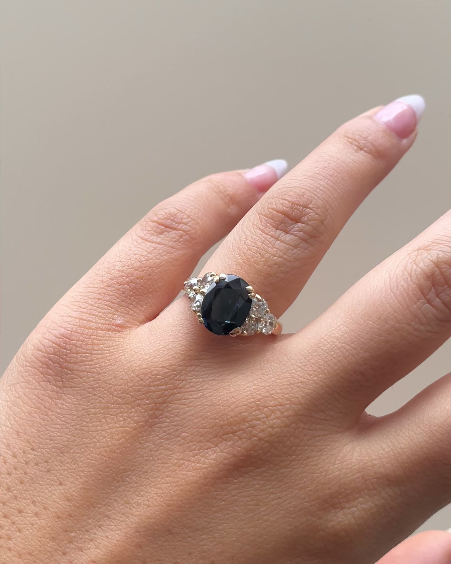 Anillo Trilogía Zafiro 3.40 quilates y Diamantes "Erika"