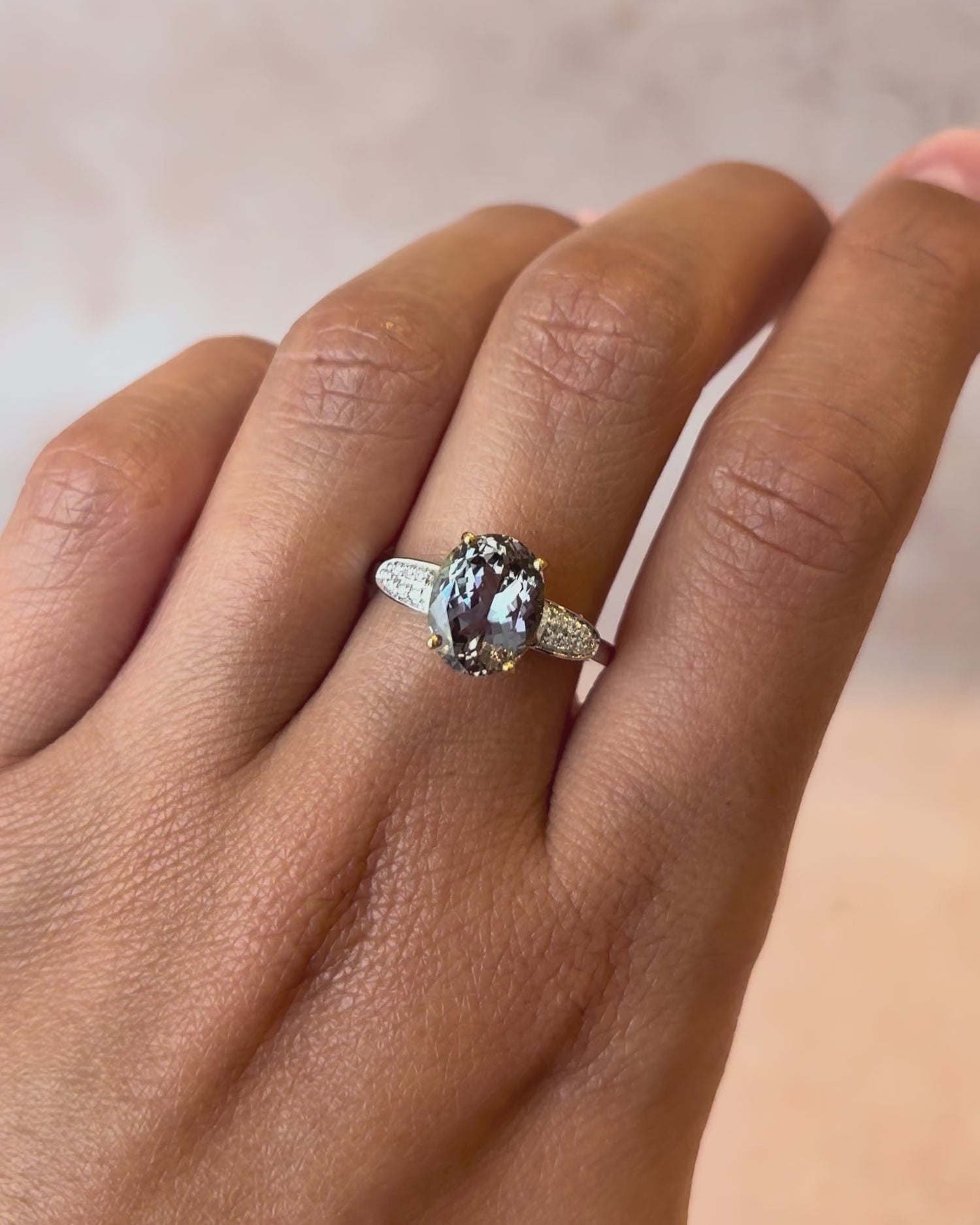Anillo Solitario Tanzanita 2.95 quilates y Diamantes "Cyndelle"