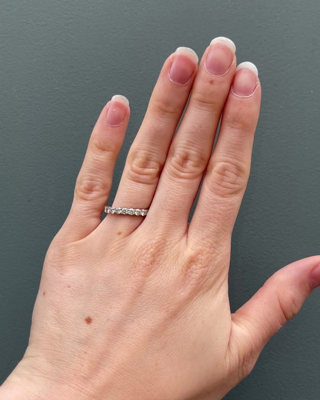 Anillo de media alianza con diamantes "Constance"
