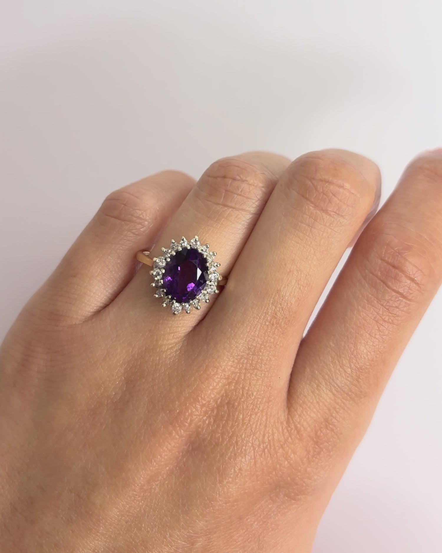 Anillo Margarita Amatista 2.40 quilates y 18 Diamantes "Sam"