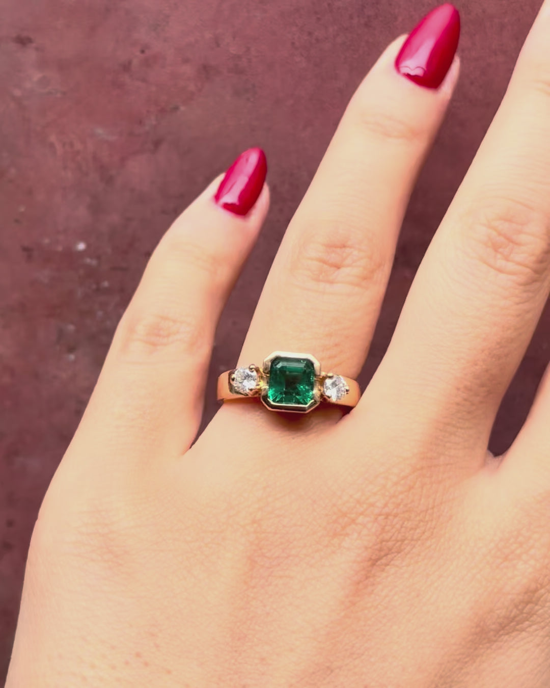 Anillo trilogía de esmeralda de 1.18 quilates y diamantes de 0.30 quilates, 5.4 g «Laurine»