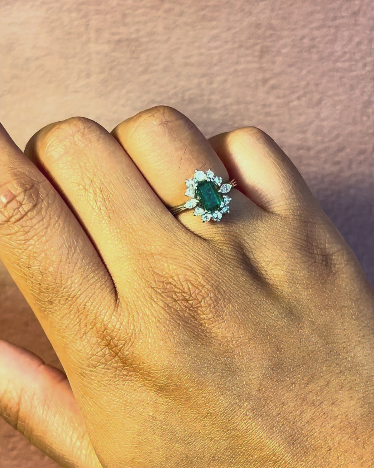 Anillo margarita de esmeraldas y diamantes "Gabriella"