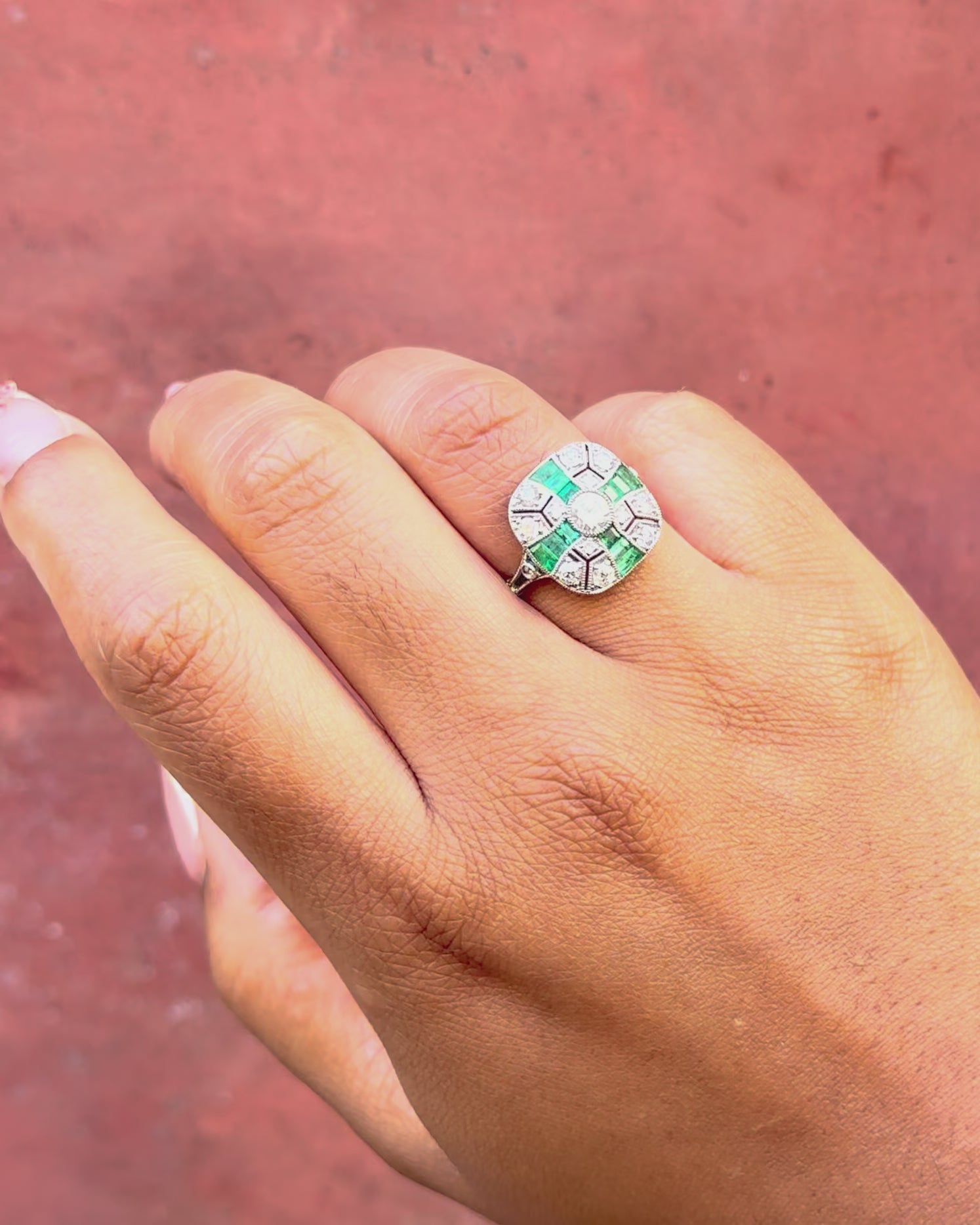Anillo de estilo Art Déco con esmeraldas de 0,45 quilates y diamantes de 0,82 quilates «Aliénor»