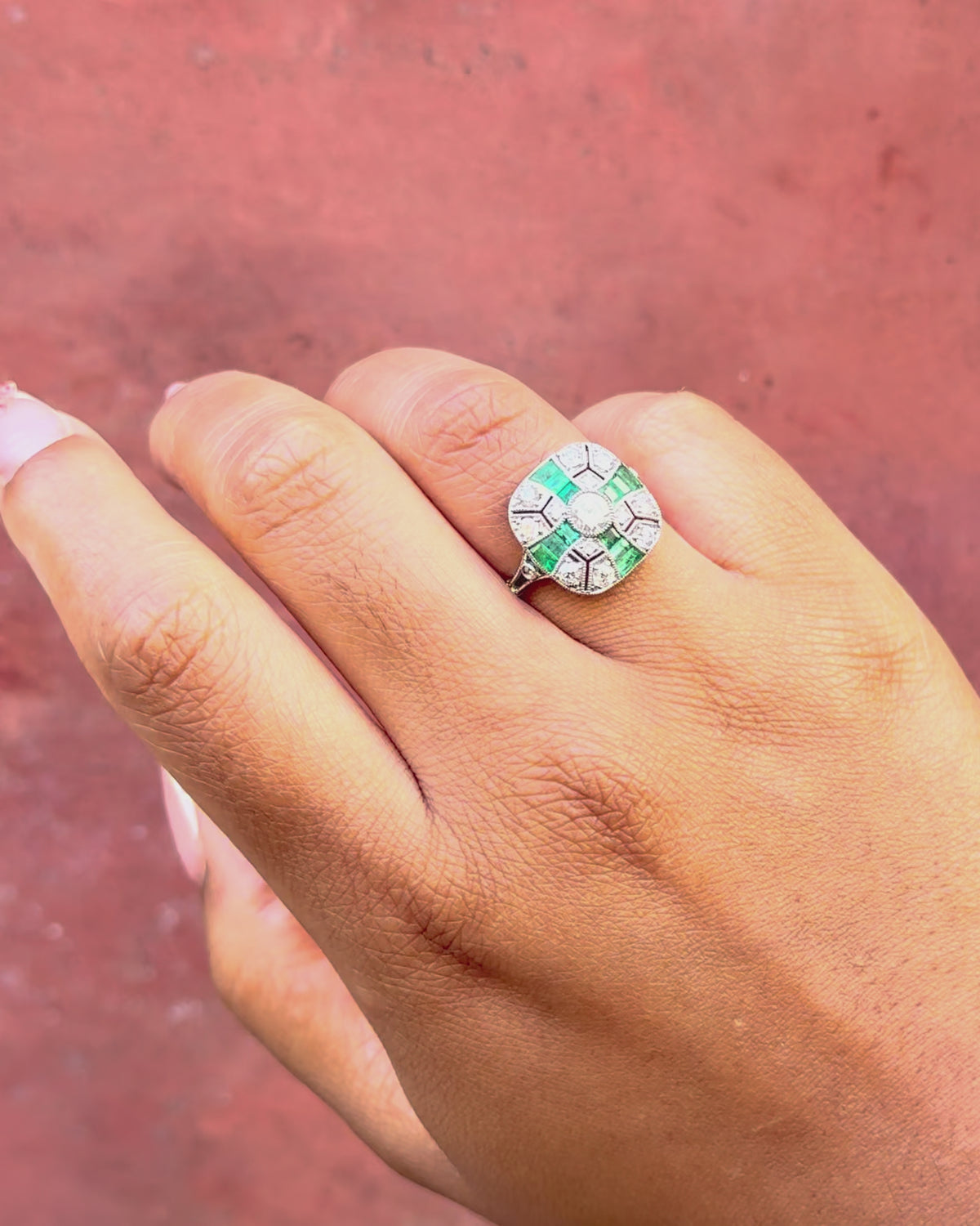 Anillo de estilo Art Déco con esmeraldas de 0,45 quilates y diamantes de 0,82 quilates «Aliénor»