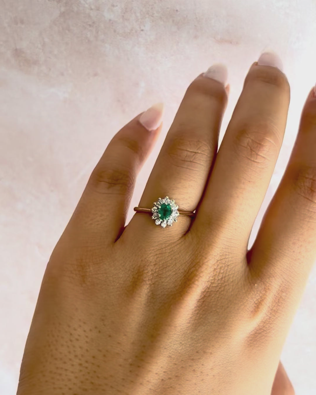 Anillo Margarita Esmeralda y Diamantes "Gloria"