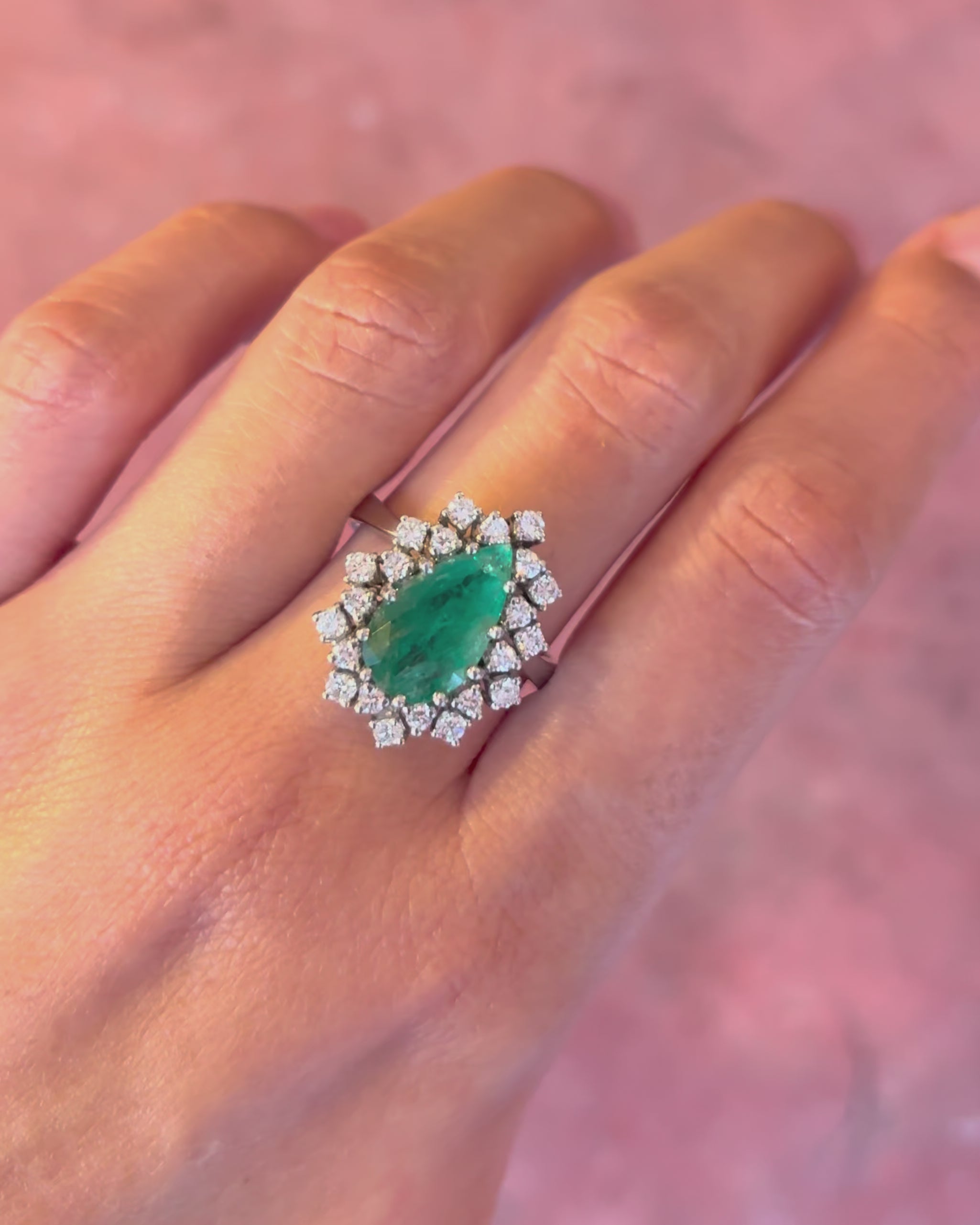 Anillo Margarita de Esmeralda de 2.10 quilates y Diamantes de 0.77 quilates, 7,89 g, «Héloïse»