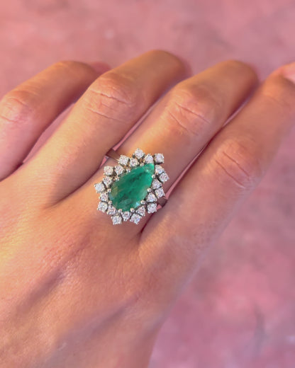 Anillo Margarita de Esmeralda de 2.10 quilates y Diamantes de 0.77 quilates, 7,89 g, «Héloïse»