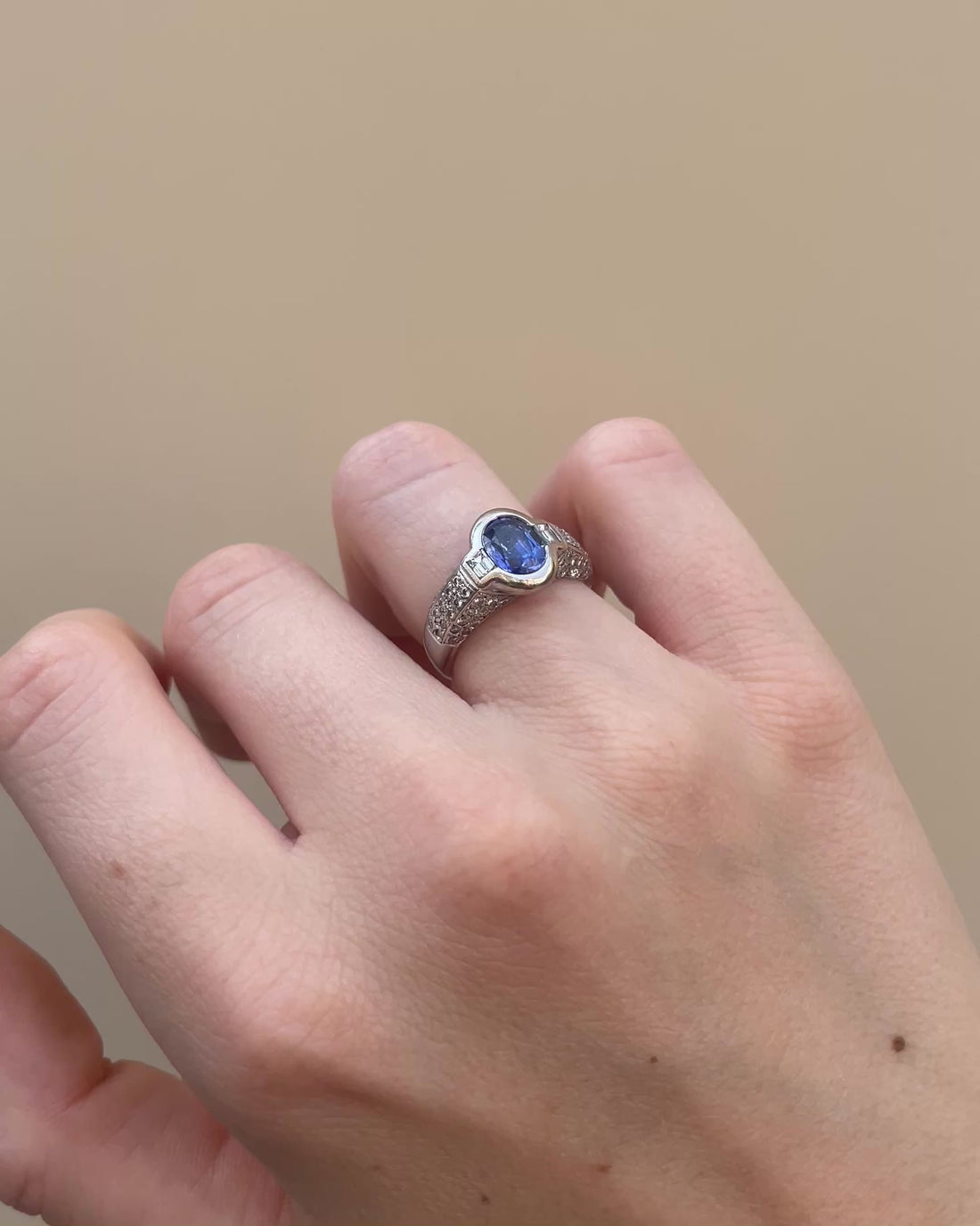 Bague Jonc Saphir 1.90 carat & 62 Diamants “Roxie”