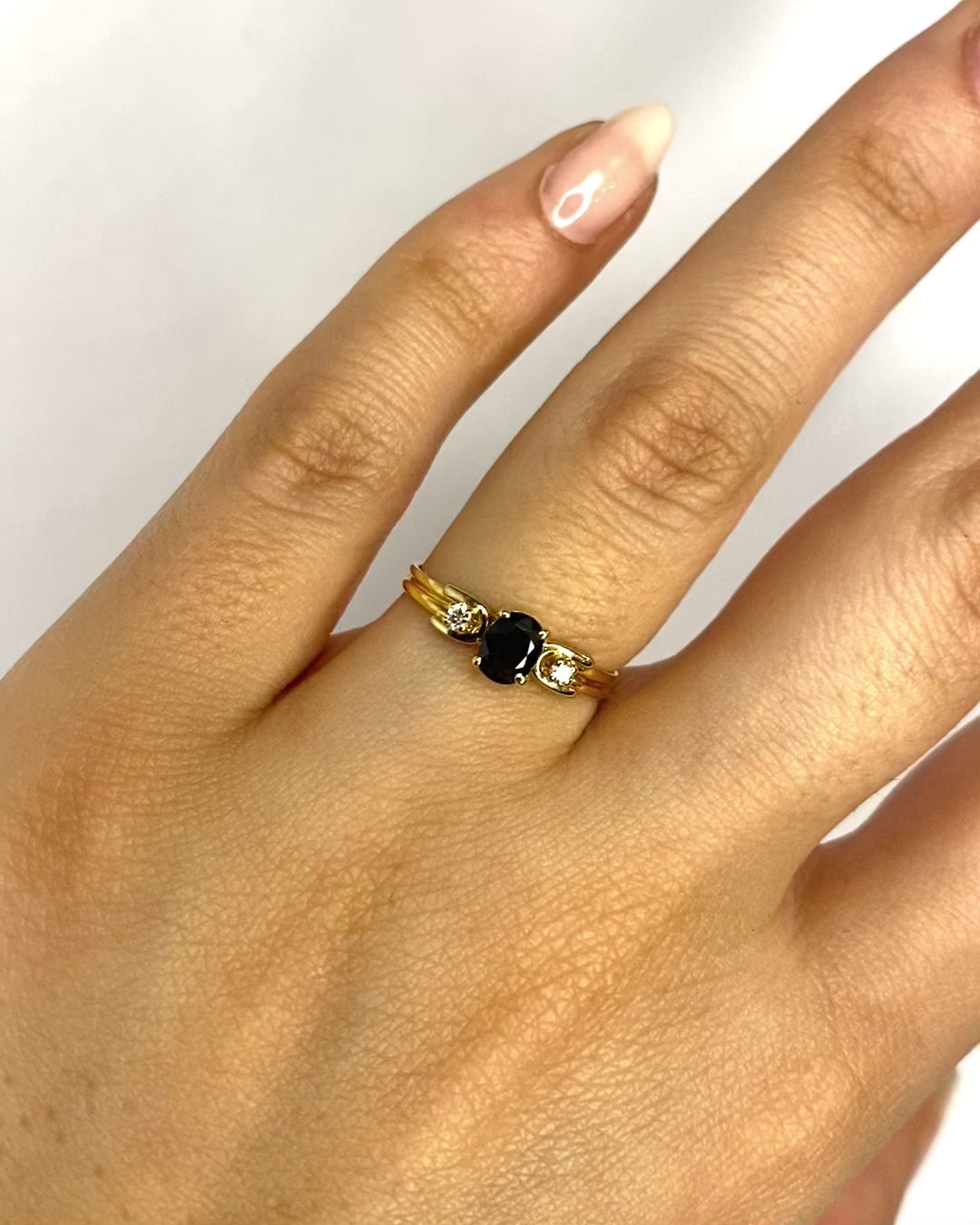 Anillo Trilogía Zafiro y Diamantes "Gabriella"