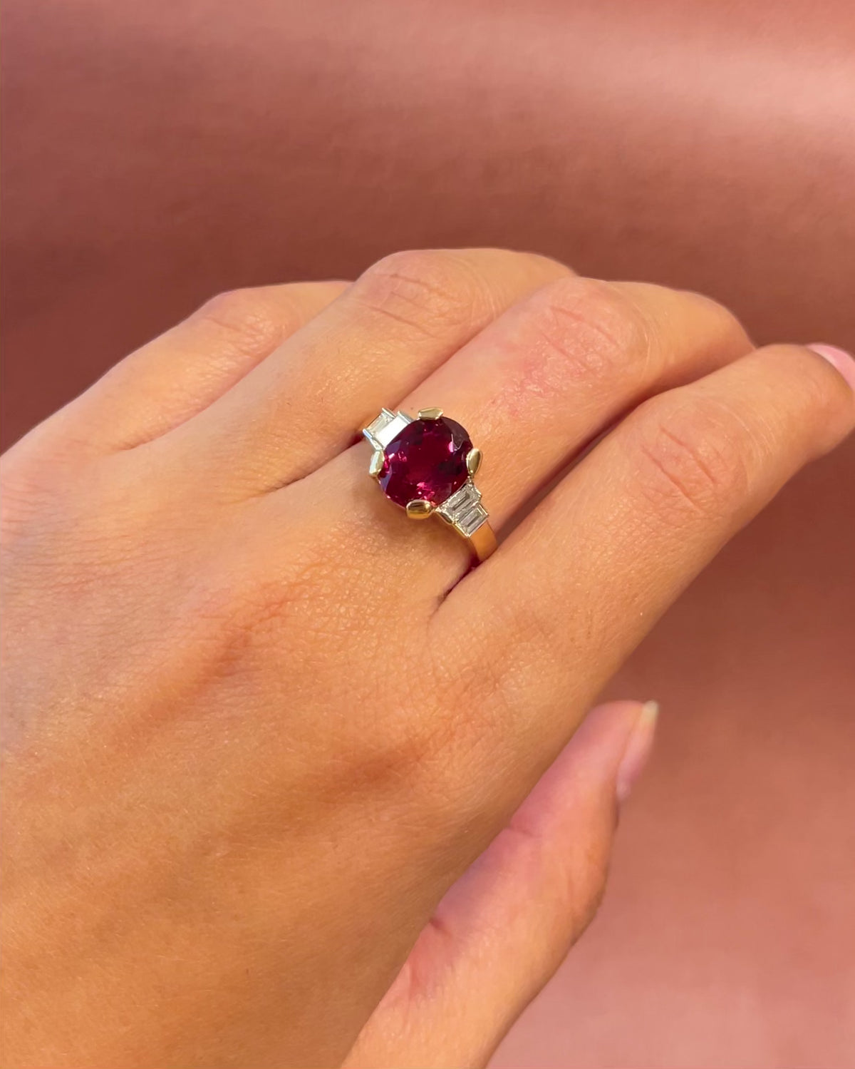Anillo trilogía de turmalina rubelita de 3.52 quilates y diamantes de 0.50 quilates, 5,28 g «Pavelle»