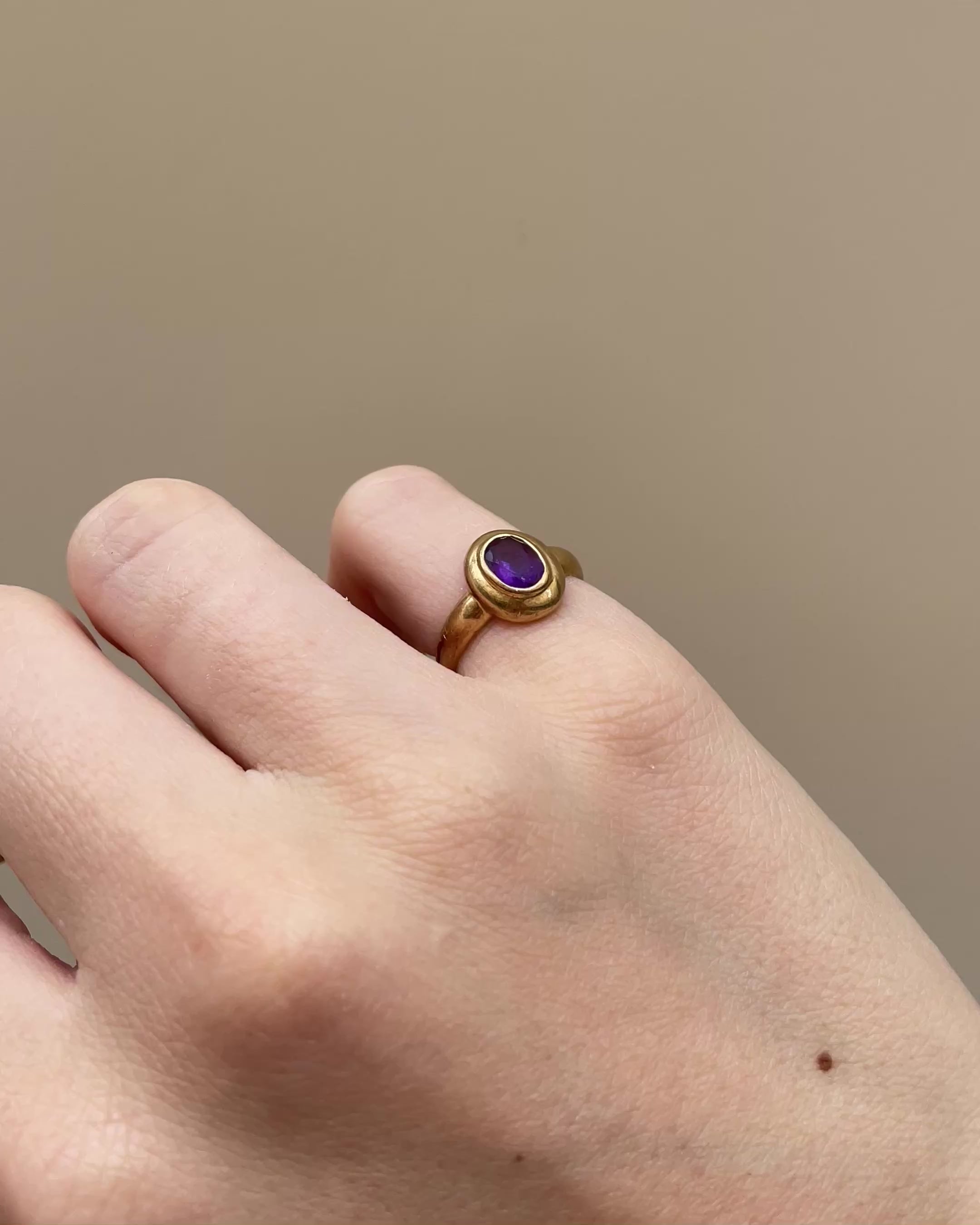 Anillo de banda Amatista 0.60 quilates "Livie"
