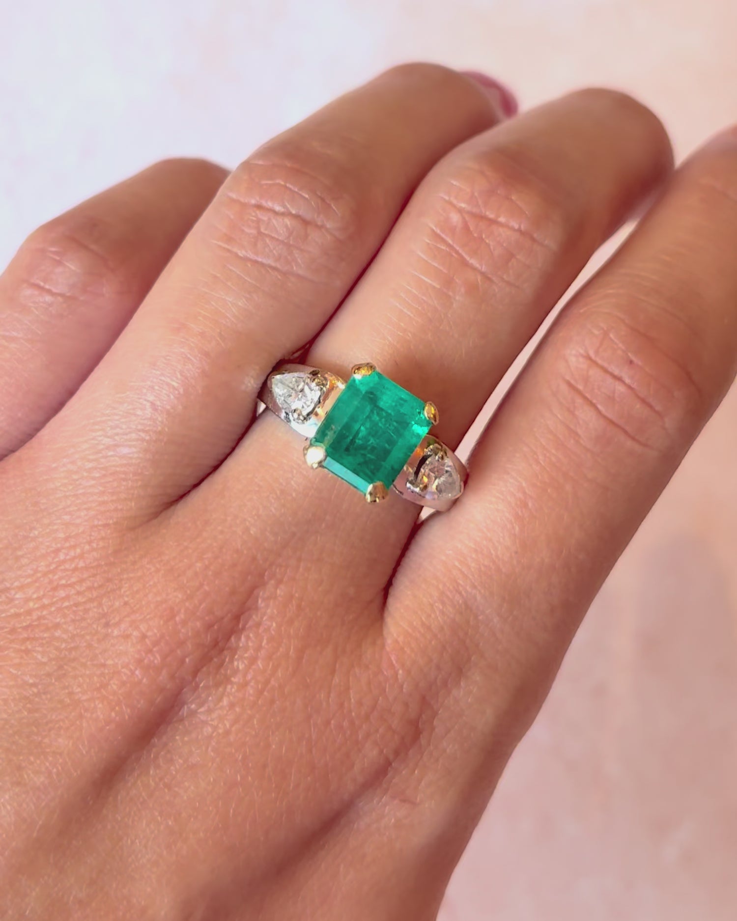 Anillo Trilogía Esmeralda 2.50 quilates y Diamantes 0.80 quilates 7.42g "Alba"