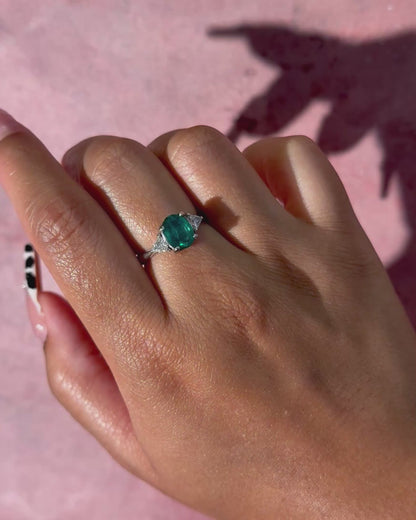 Anillo trilogía de esmeralda de Zambia de 1.75 quilates y diamantes de 0.30 quilates «Zazie»