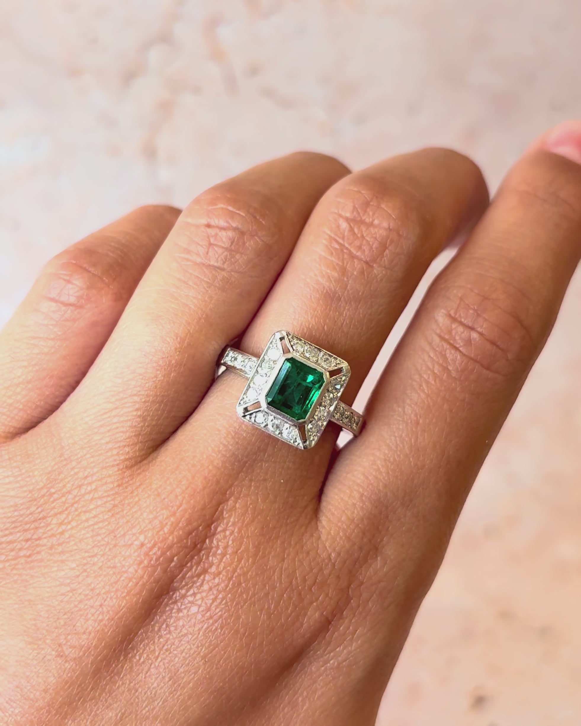 Anillo estilo Art Déco con esmeralda de 0,90 quilates y diamantes de 0,50 quilates "Viviana"