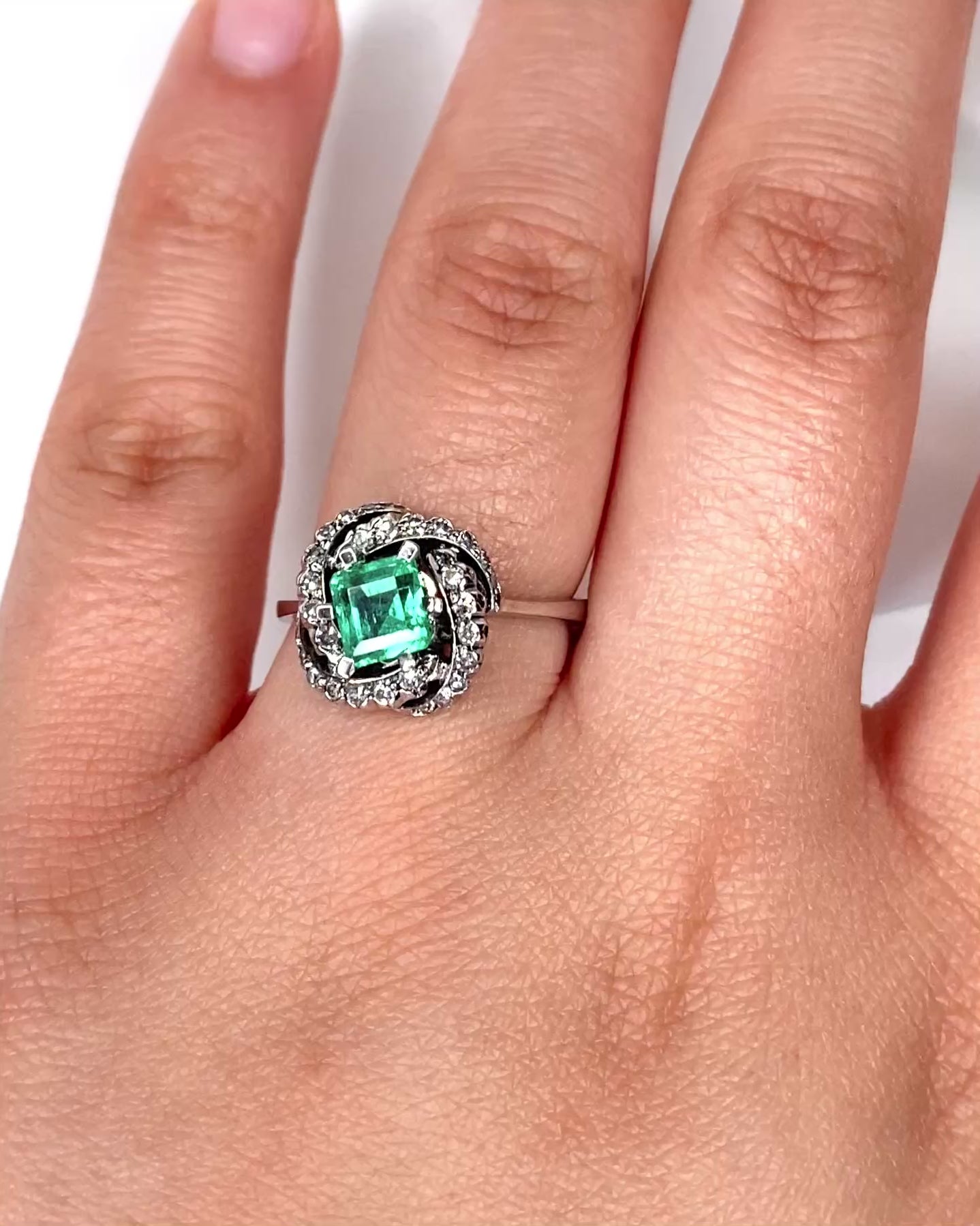 Anillo Marguerite Tourbillon Esmeralda 0,93 quilates y Diamantes 0,28 quilates "Vinona"