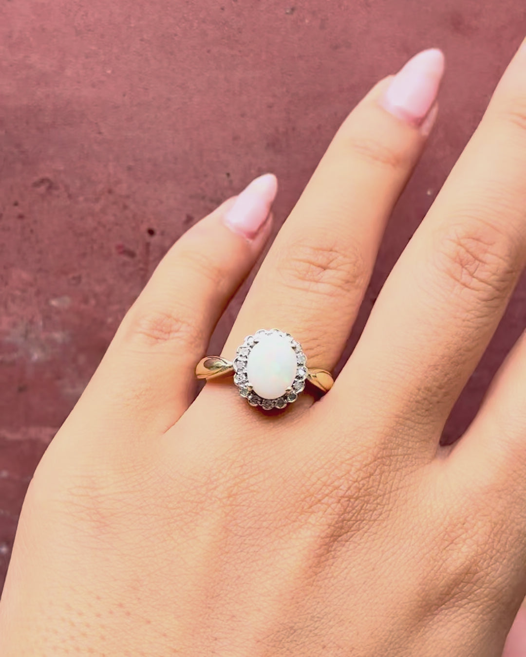 Anillo margarita de ópalo de 0.98 quilates y diamantes de 0.24 quilates «Hinaya»