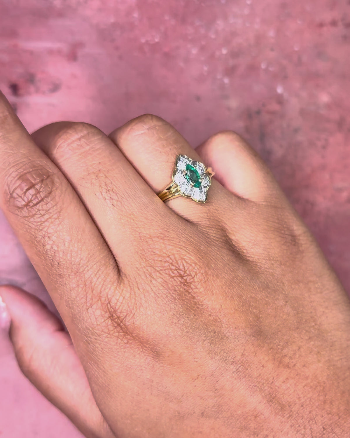 Anillo marquesa de esmeralda, diamantes y oro «Annaelle»