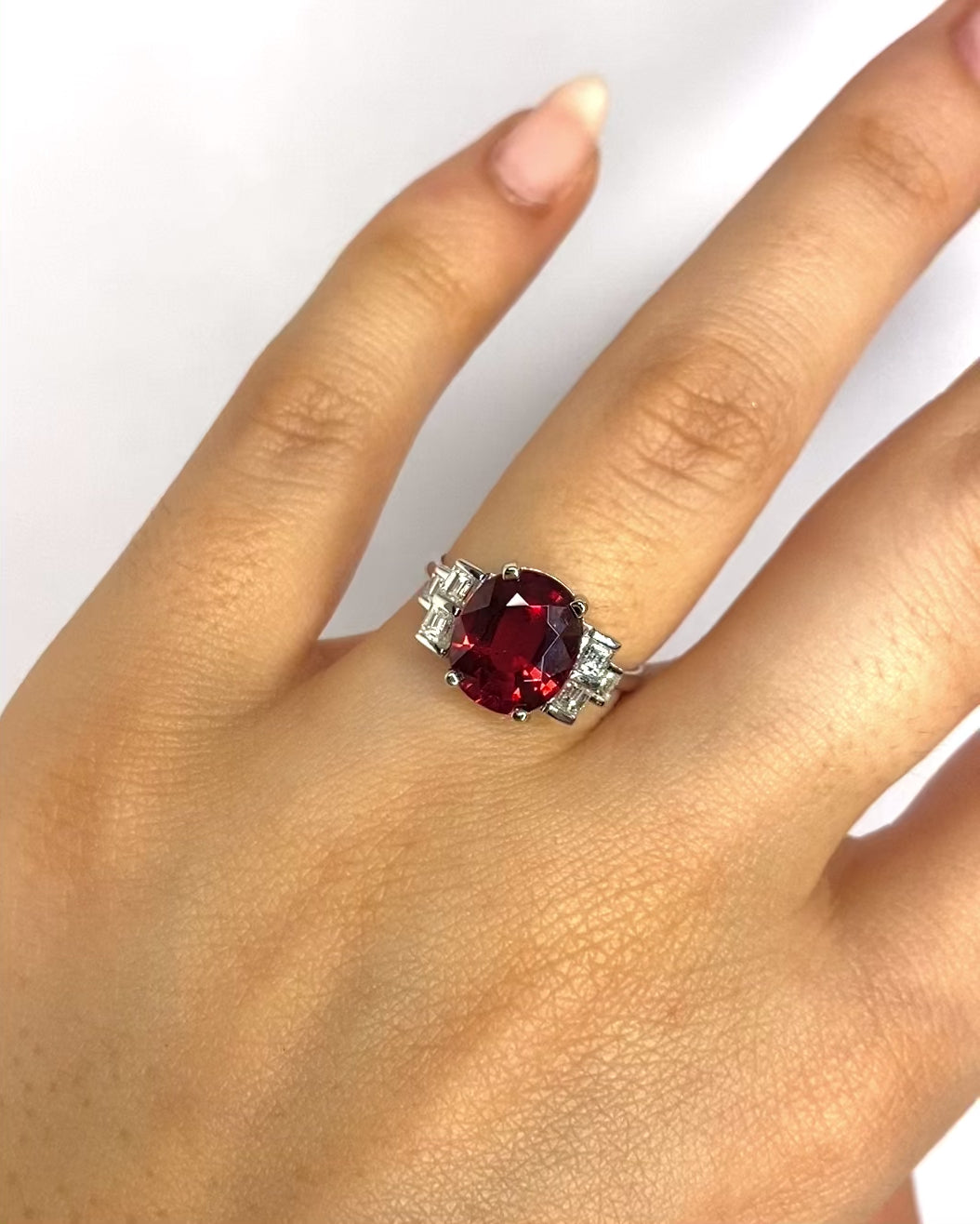 Anillo Trilogía Granate 3,43 quilates y Diamantes 0,31 quilates "Mélusine"