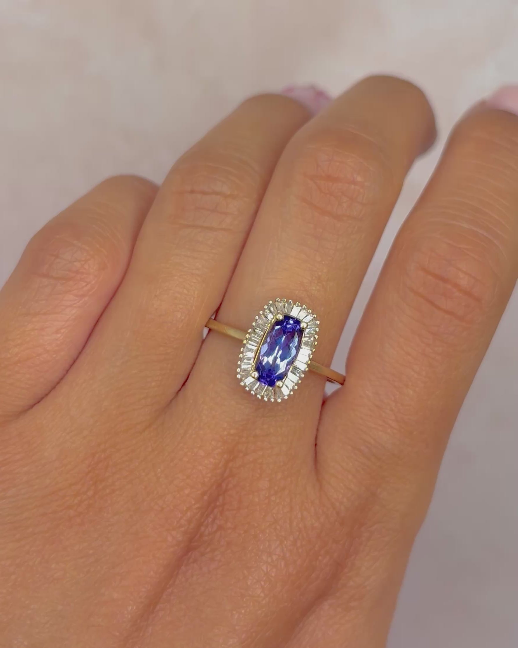 Anillo Solitario Tanzanita 1.13 quilates y Diamantes 0.35 quilates "Violetta"