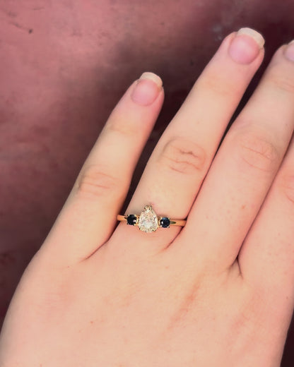 Bague Trilogie Diamant 0.85 carat &amp; Saphirs "Lévia"
