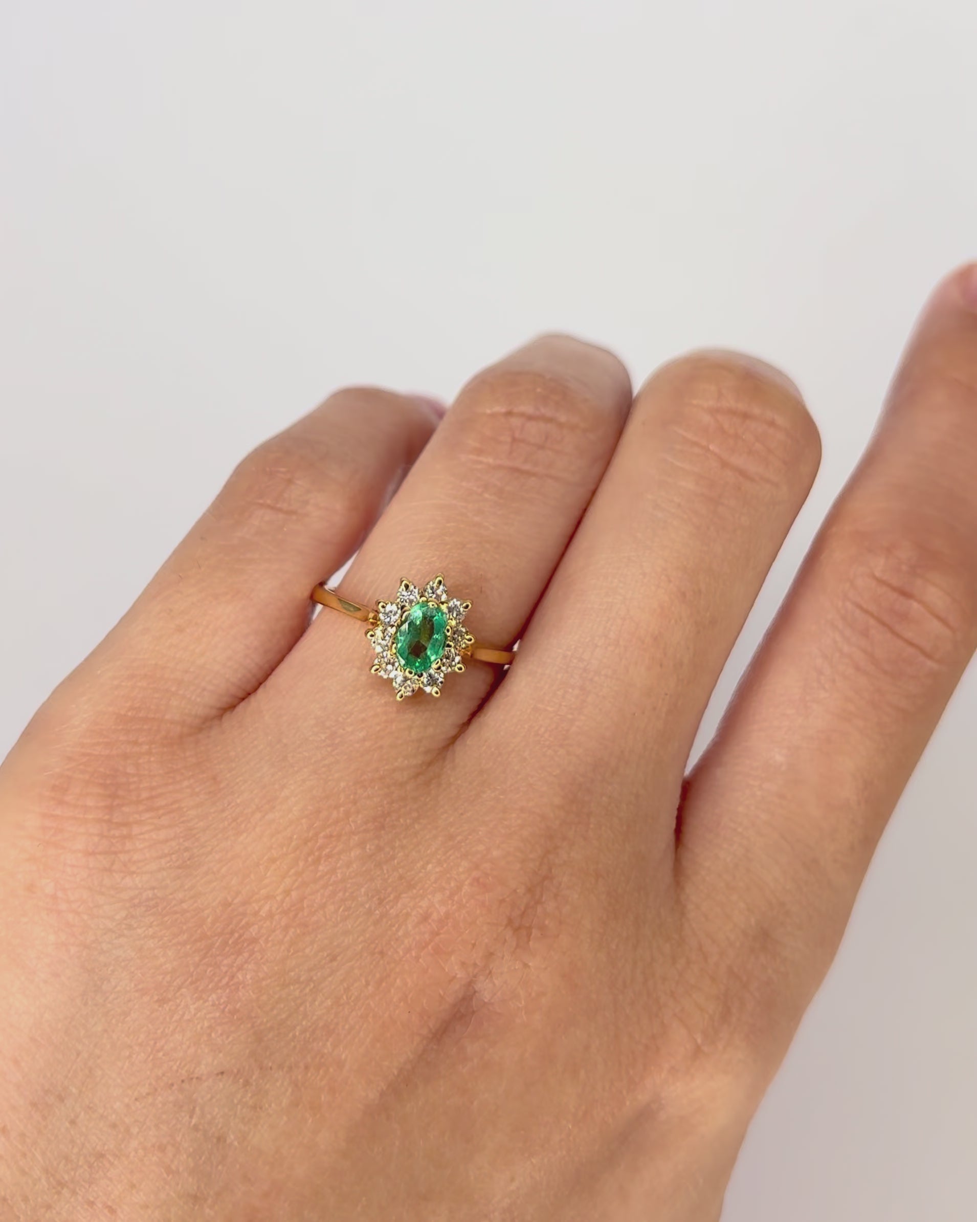 Bague Marguerite Émeraude 0.45 carat &amp; 10 Diamants "Alba"