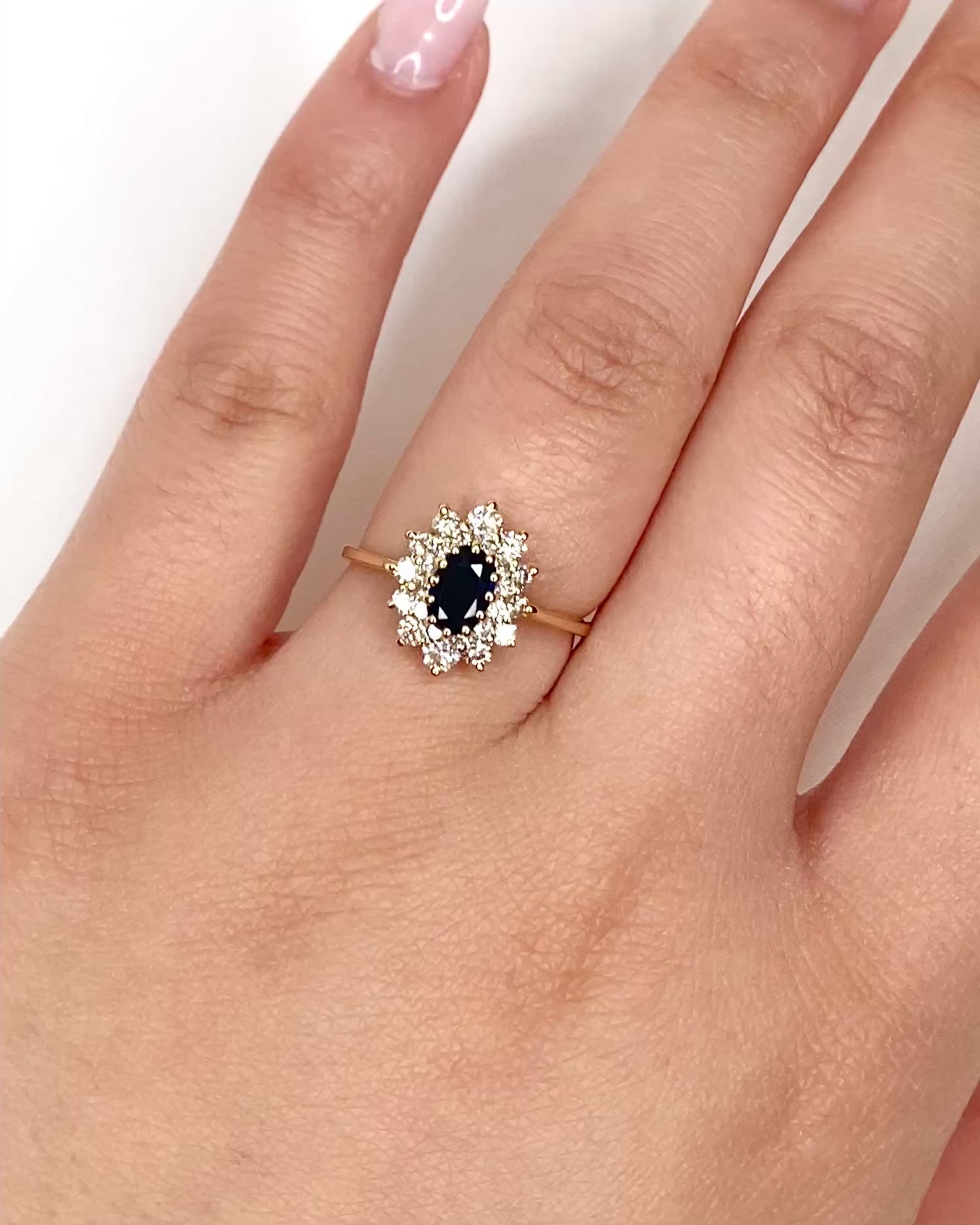 Anillo Margarita Zafiro 0,67 quilates y Diamantes 0,46 quilates "Jolene"