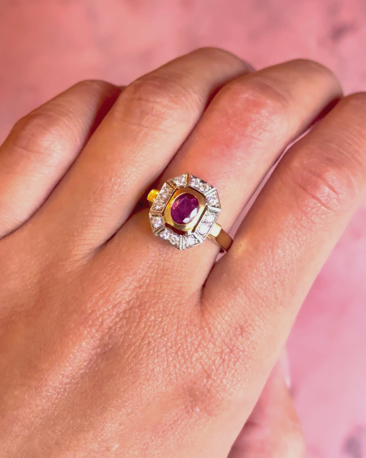 Anillo de estilo art déco con rubí de 0.85 quilates y diamantes de 0.48 quilates, 5,43 g «Maya»