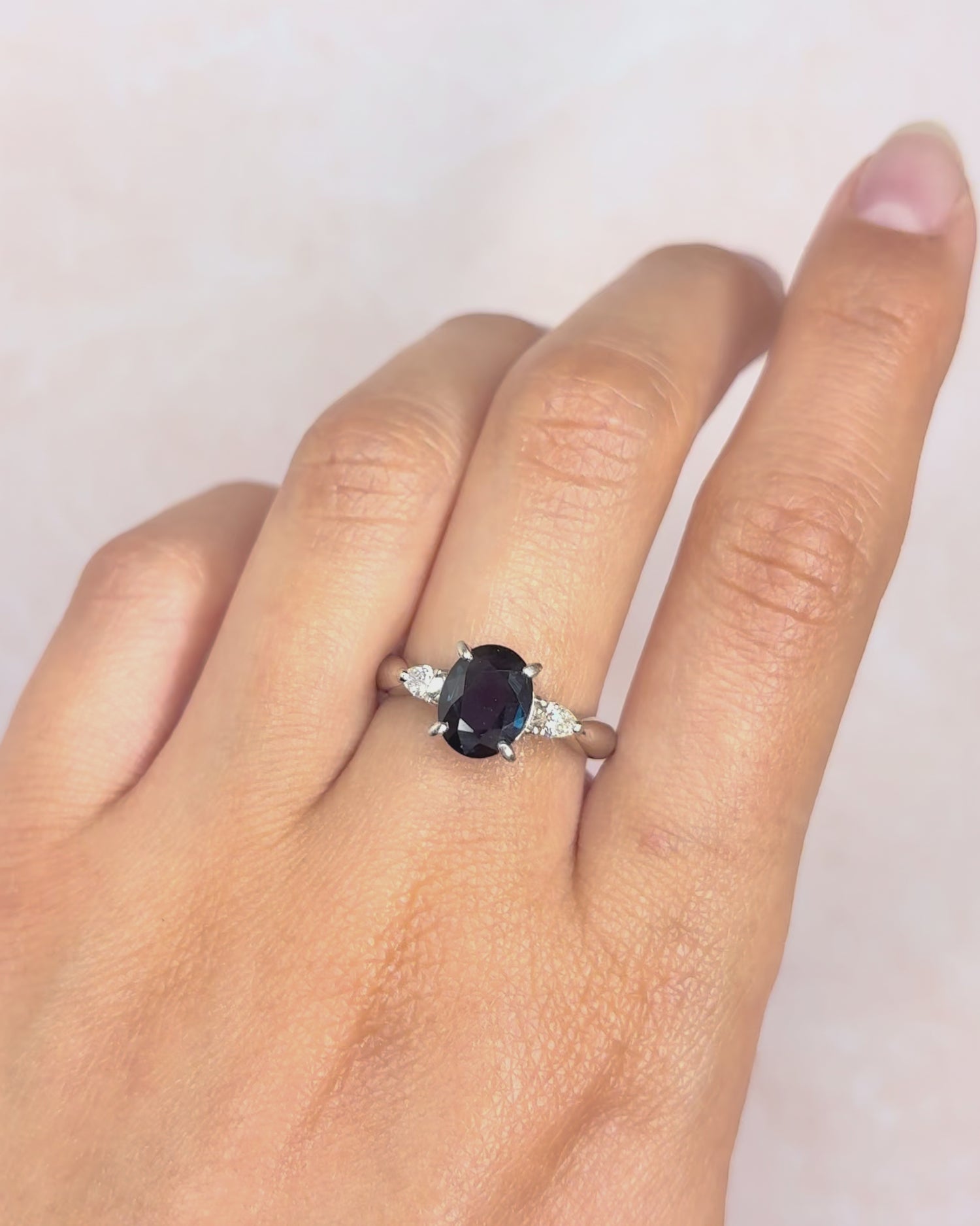 Anillo Trilogía Zafiro Ceilán 1.93 quilates y Diamantes 0.24 quilates "Finelle"