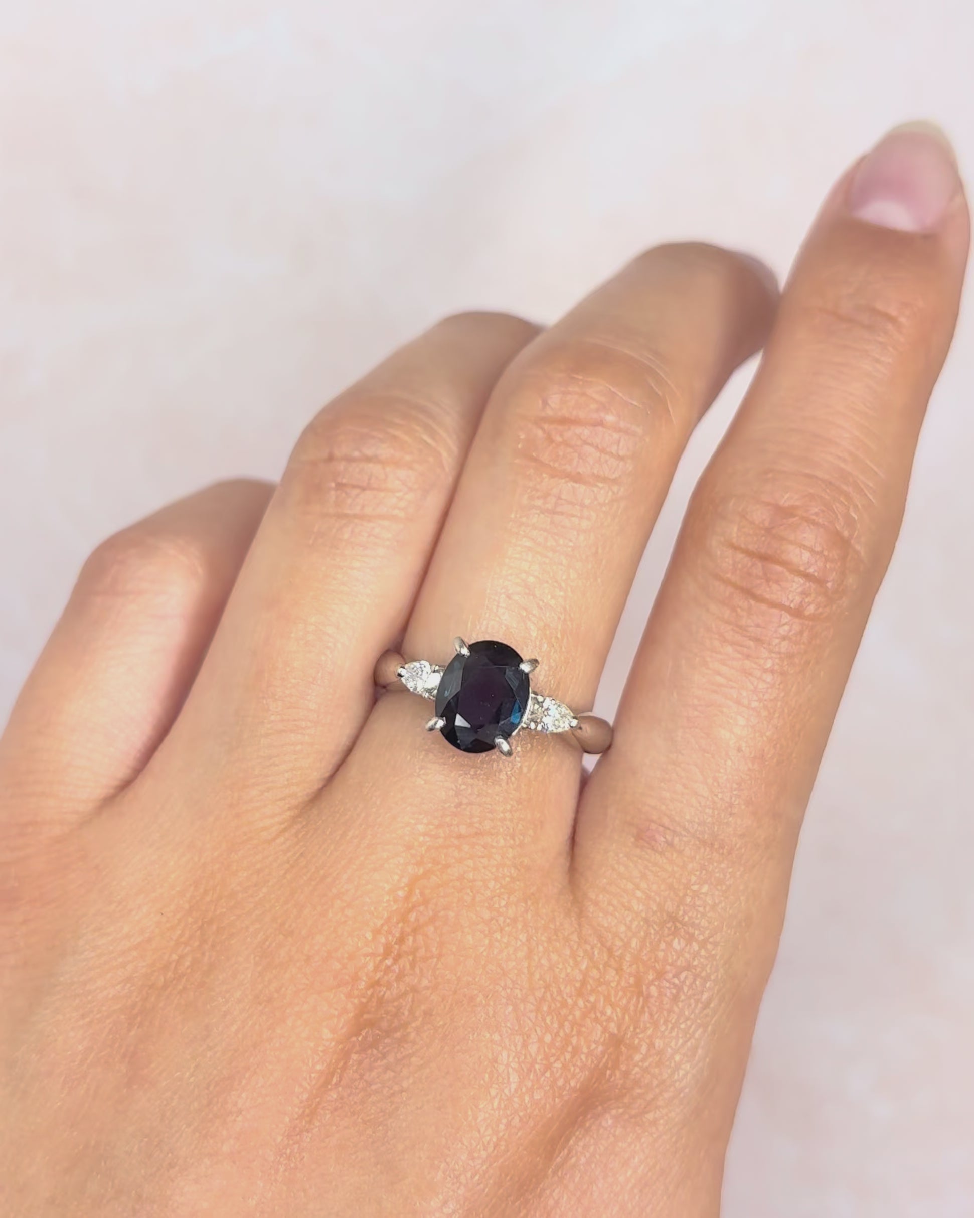 Anillo Trilogía Zafiro Ceilán 1.93 quilates y Diamantes 0.24 quilates "Finelle"