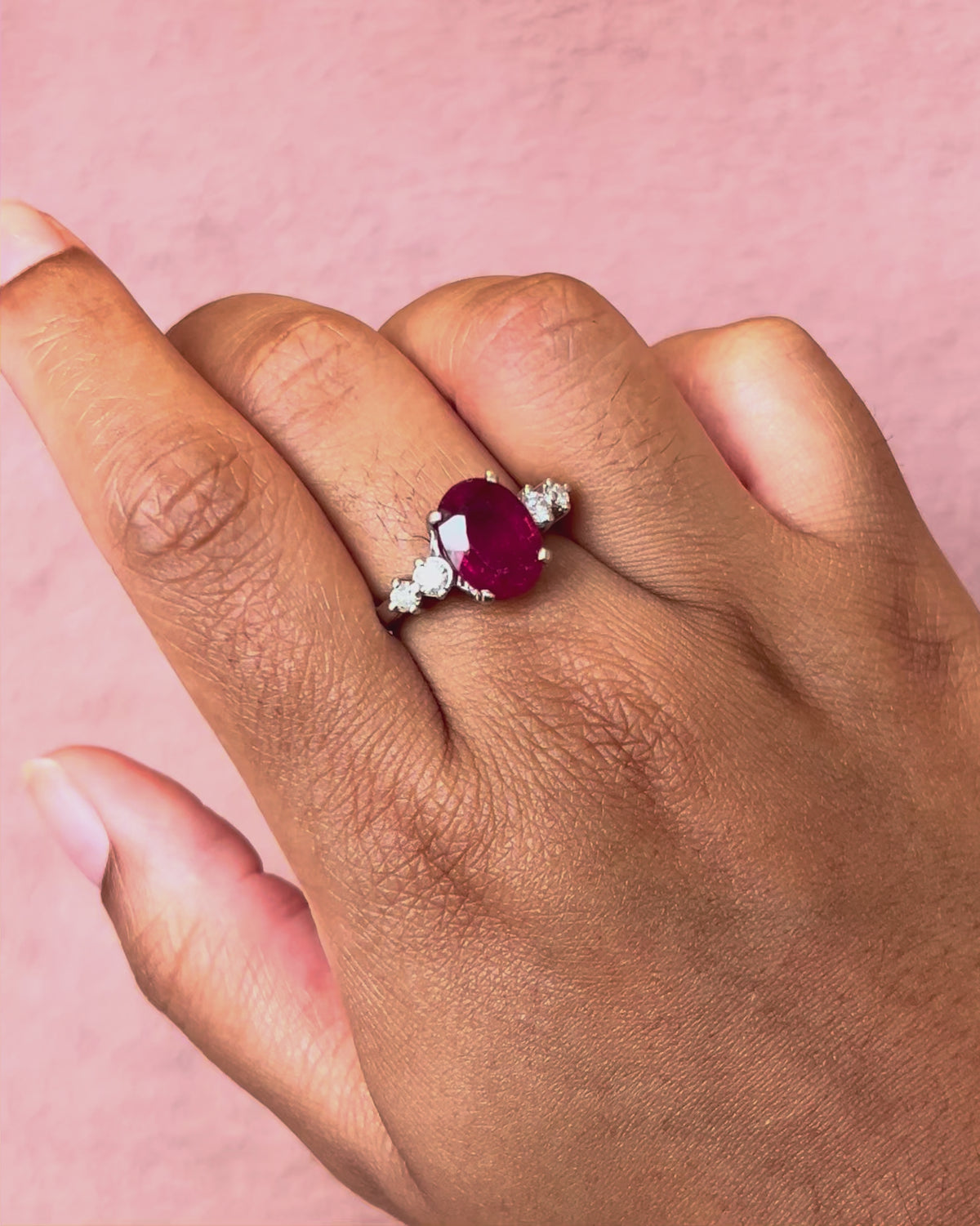 Anillo trilogía de turmalina rosa de 4.50 quilates y diamantes de 0.26 quilates «Carla»