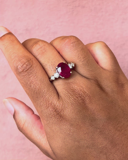 Anillo trilogía de turmalina rosa de 4.50 quilates y diamantes de 0.26 quilates «Carla»