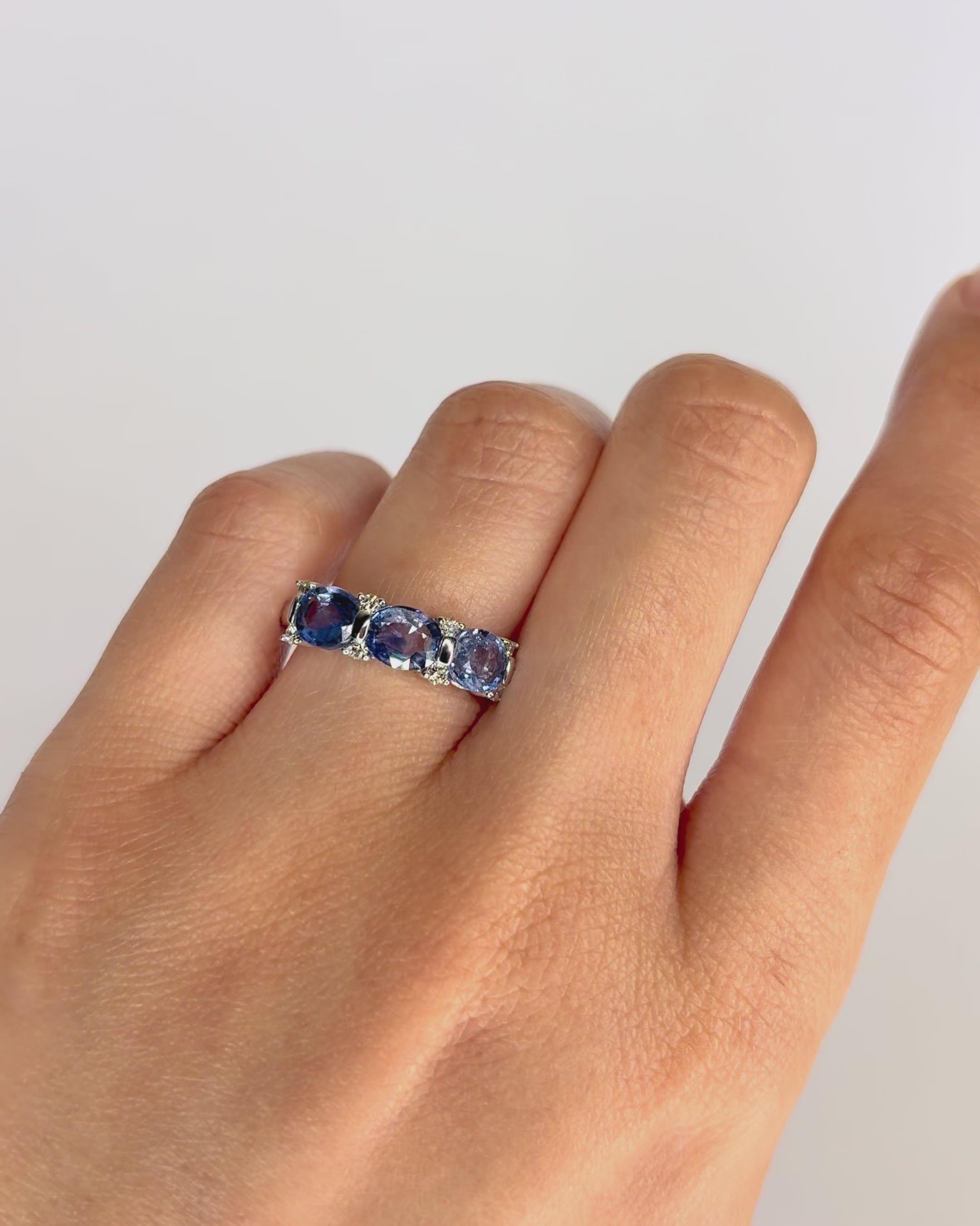 Anillo Riviere Trilogía Zafiros 2.25 quilates y Diamantes "Clémence"