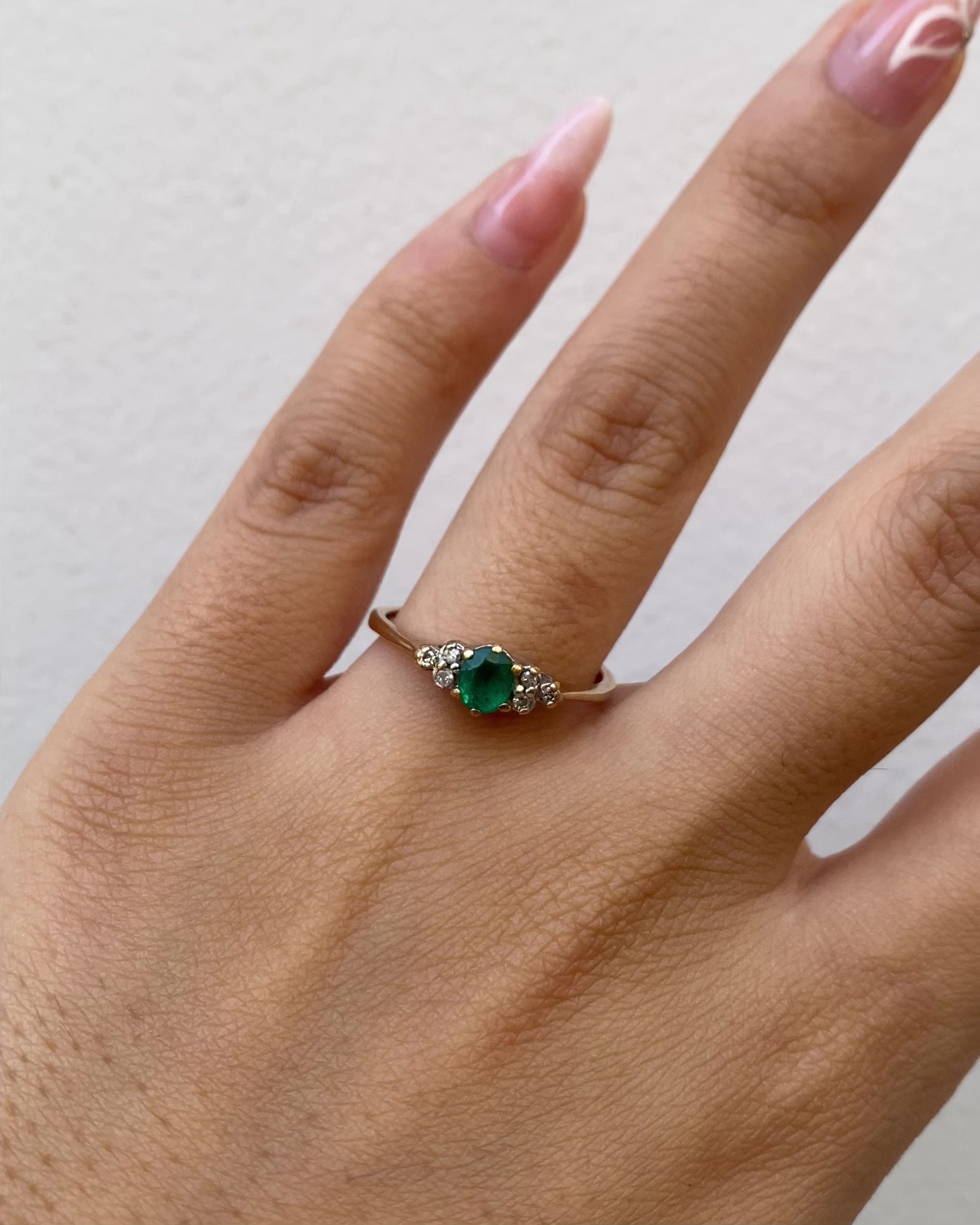Anillo Trilogía Esmeralda y Diamantes "Amelie"