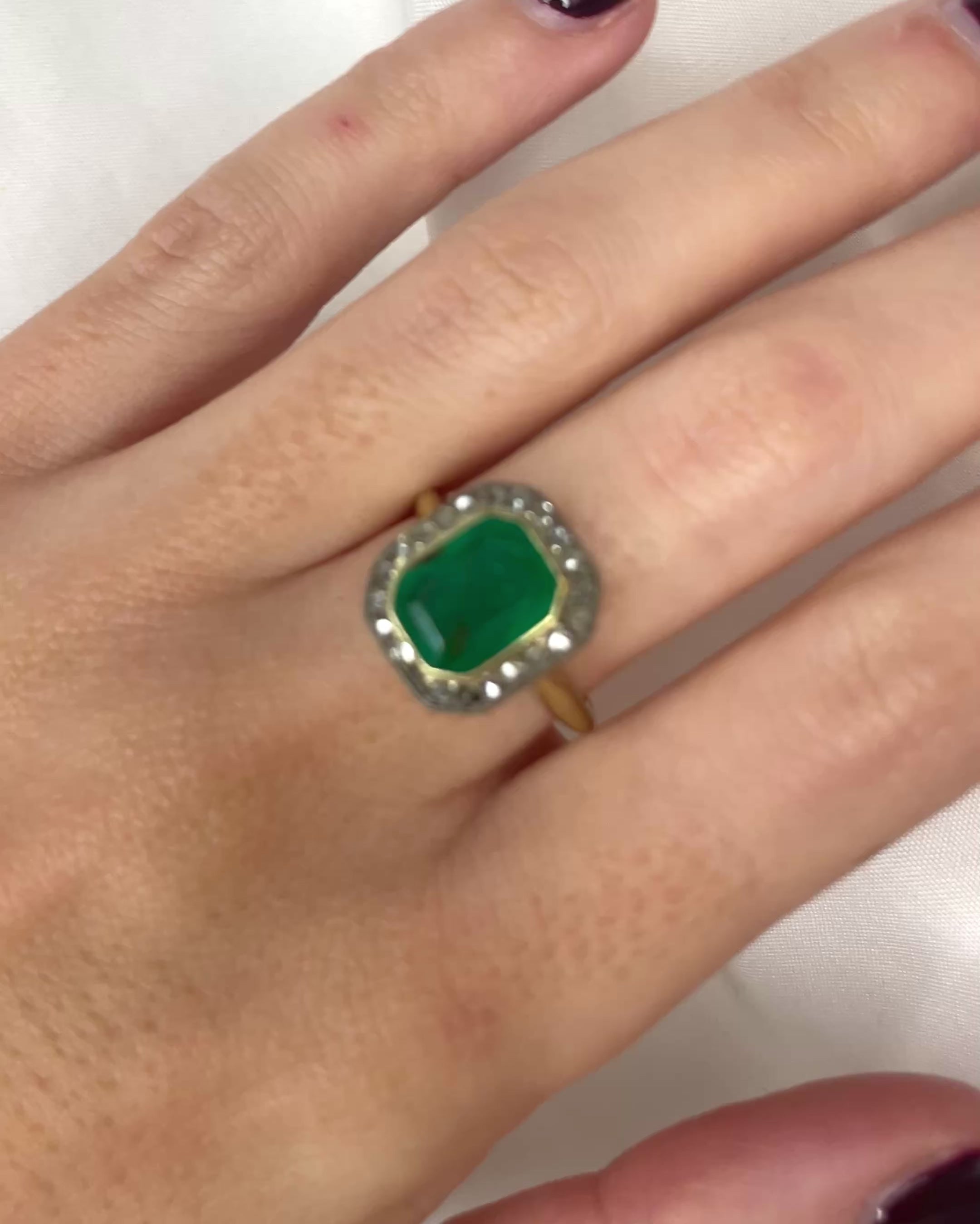 Bague XIXe siècle Marguerite Émeraude 2.65 carats &amp; 22 Diamants "Ornella"