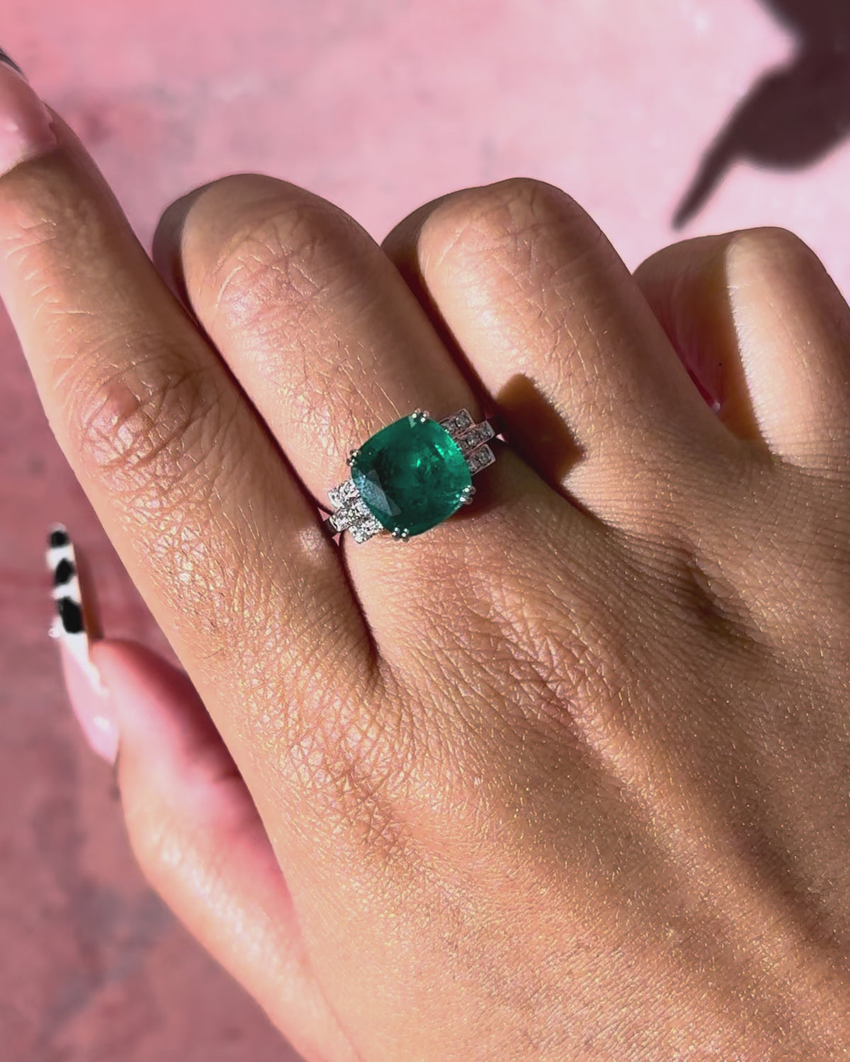 Anillo trilogía de esmeraldas de 3.28 quilates y diamantes, 4.56g «Branar»