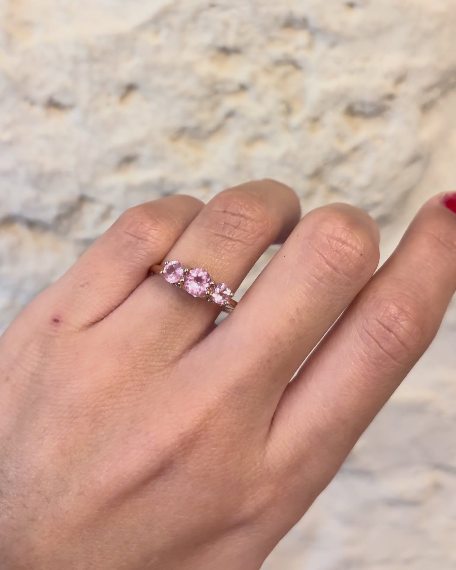 Anillo Trilogía Espinelas Rosas 0.65 quilates y 20 Diamantes &quot;Salomé&quot;