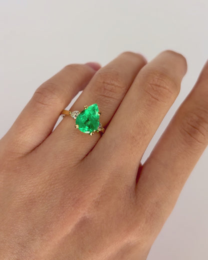Emerald Trilogy Ring 2.86 carats &amp; Pear-Shaped Diamonds "Jade"
