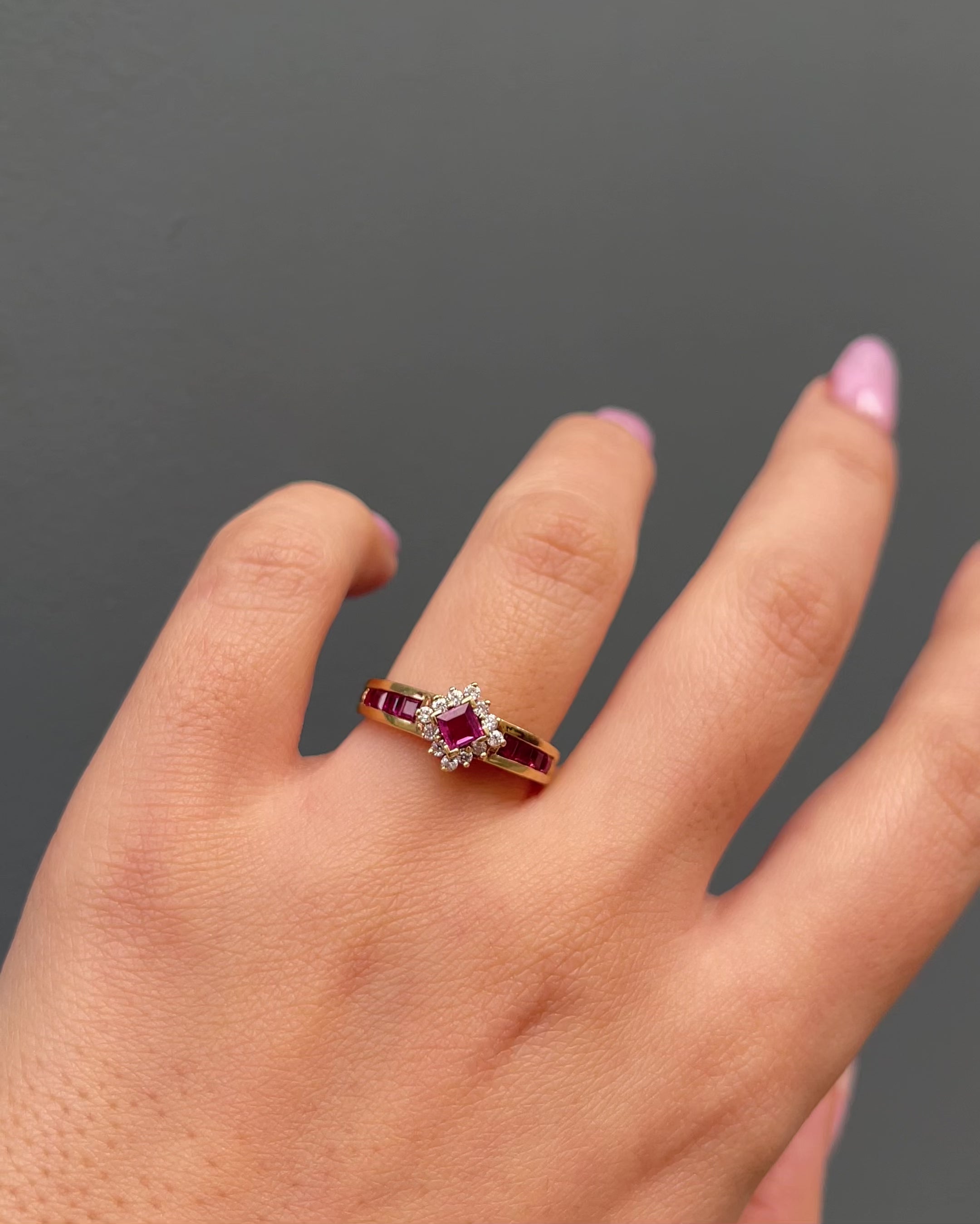 Bague Jonc Marguerite Rubis 0.62 carat &amp; 12 Diamants "Zita"