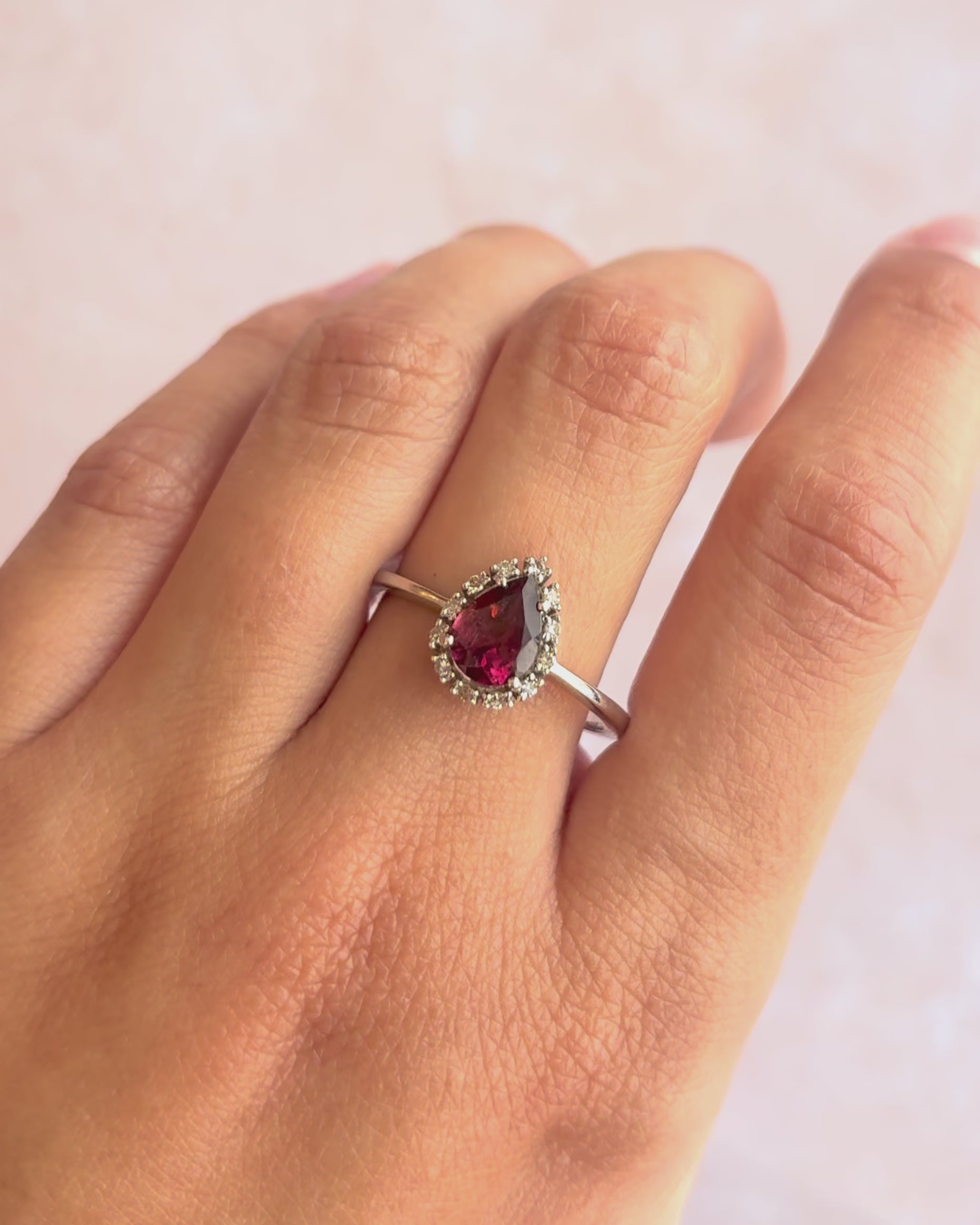 Anillo Marguerite con Turmalina Rosa de 1.20 quilates y Diamantes "Zina"
