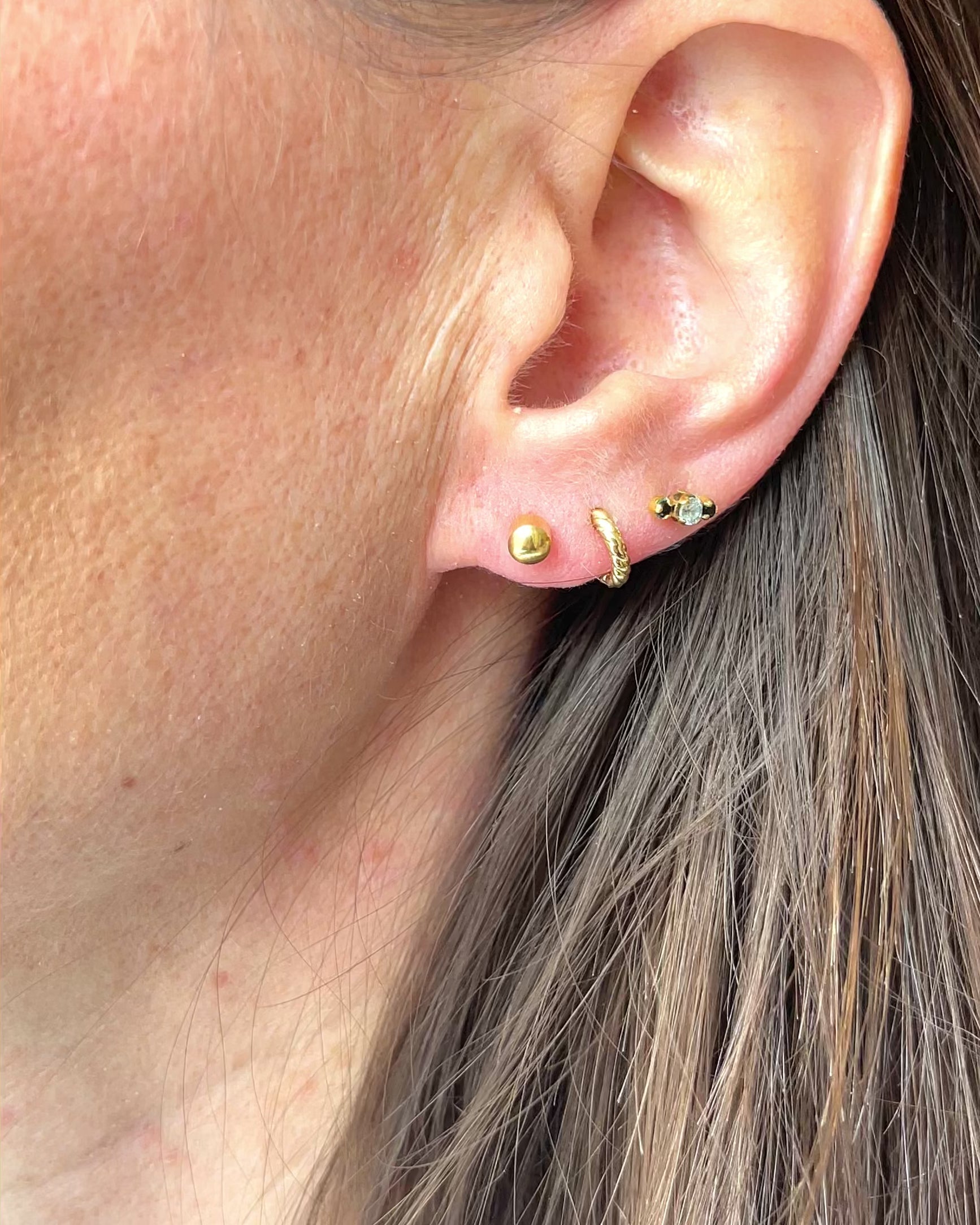 Pendientes de botón de oro de 18 quilates "Coralie"