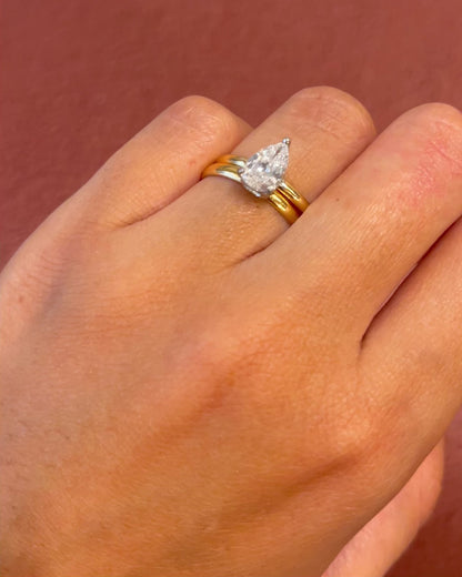 Anillo solitario de diamante talla pera de 0.92 quilates F/VS2 «Alexandra»