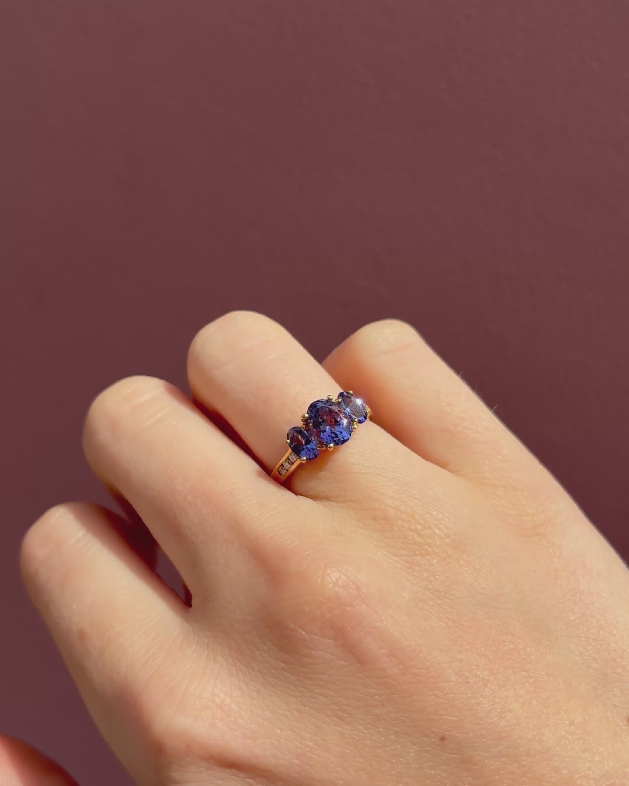 Anillo Trilogía Tanzanitas 2.40 quilates y Diamantes "Tina"
