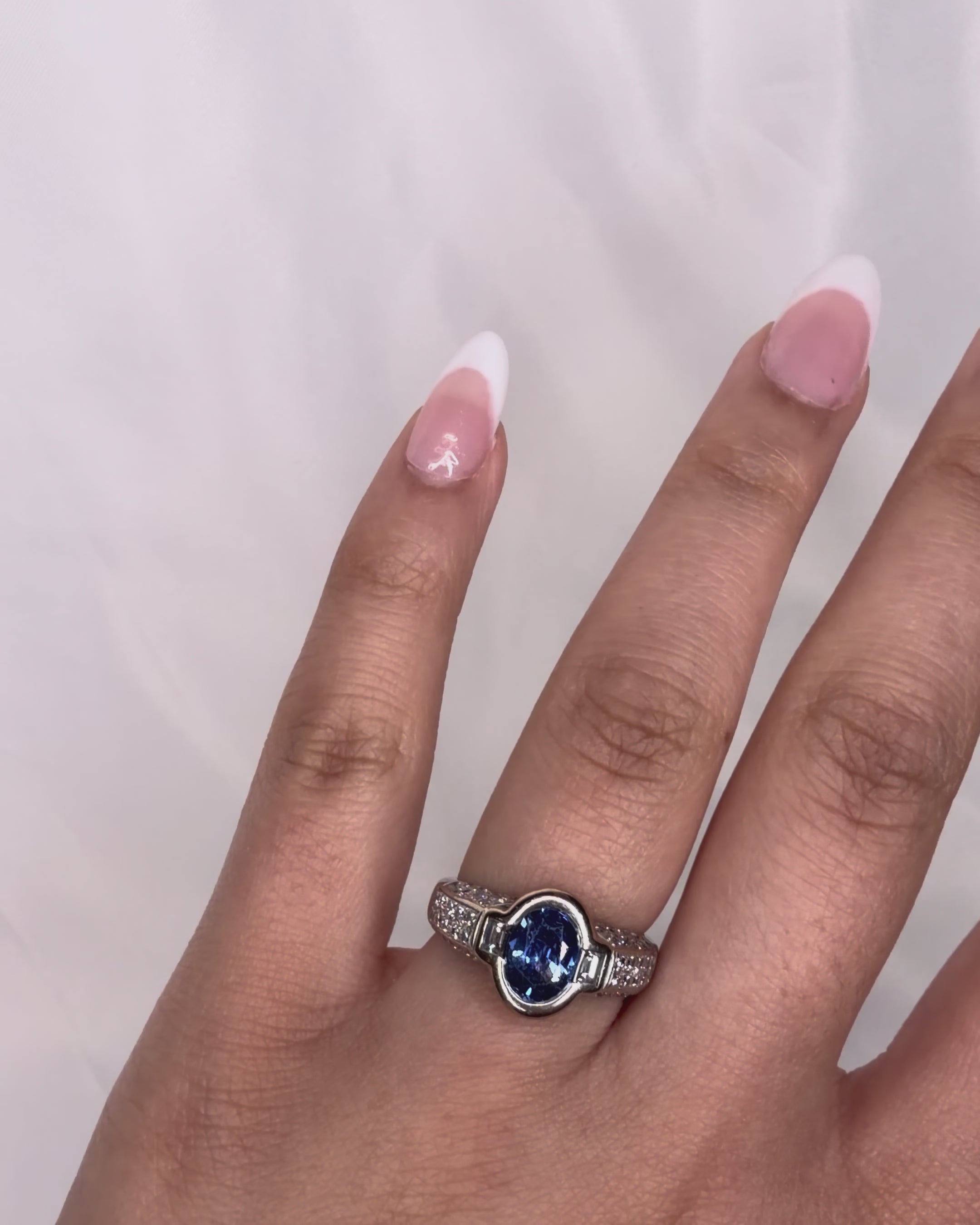 Bague Jonc Saphir 1.90 carat &amp; Diamants 0.84 carat “Roxie”