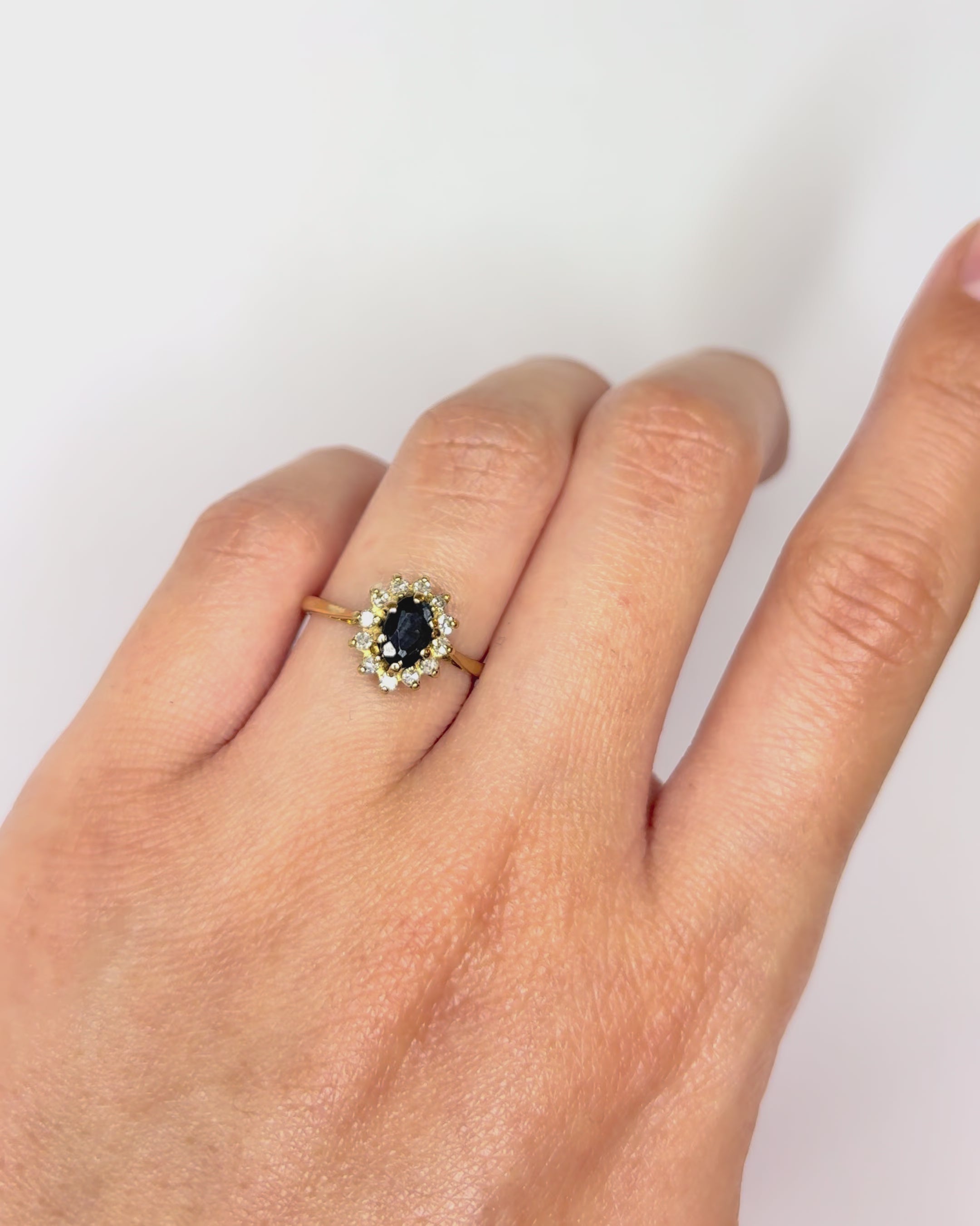 Daisy Sapphire Ring 0.70 carat &amp; Diamonds "Gabriella"